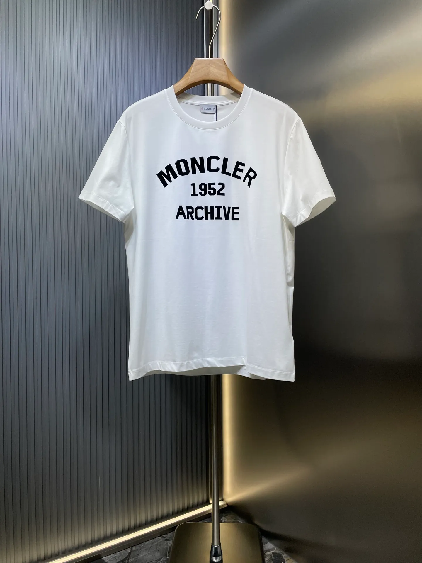 P290 moncler 🌟【Top original order】2025 spring and summer new letter flocked printed short-sleeved T-shirt; customized 80-count double-strand mercerized long-staple cotton fabric, comfortable, soft and delicate! The lower side of the row of letters on the chest is a flocking print design with a duck hollow design, and the cuffs are designed with a wool duck badge badge design, all three standards are complete!  size：s-xxxl