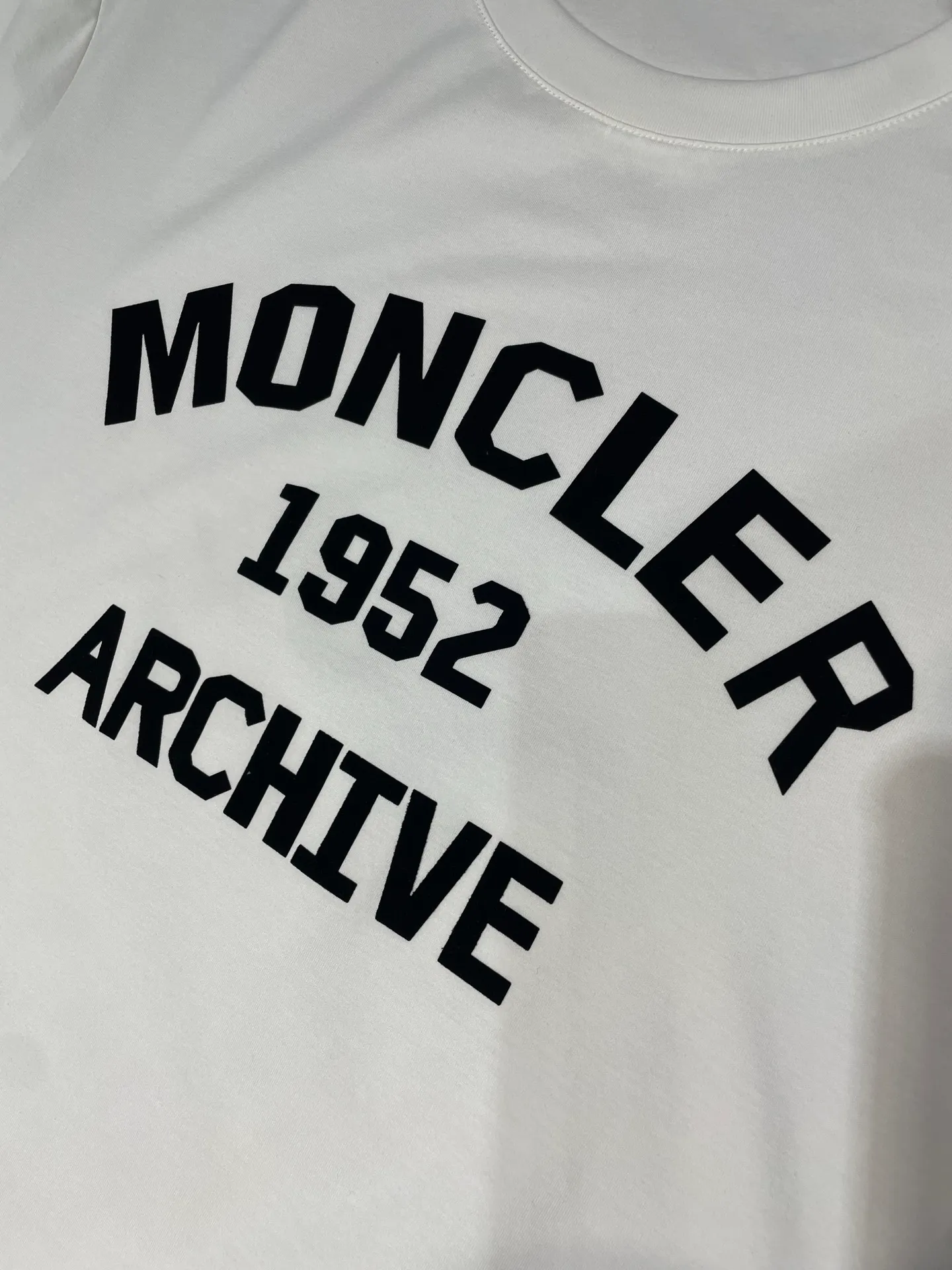 P290 moncler 🌟【Top original order】2025 spring and summer new letter flocked printed short-sleeved T-shirt; customized 80-count double-strand mercerized long-staple cotton fabric, comfortable, soft and delicate! The lower side of the row of letters on the chest is a flocking print design with a duck hollow design, and the cuffs are designed with a wool duck badge badge design, all three standards are complete!  size：s-xxxl
