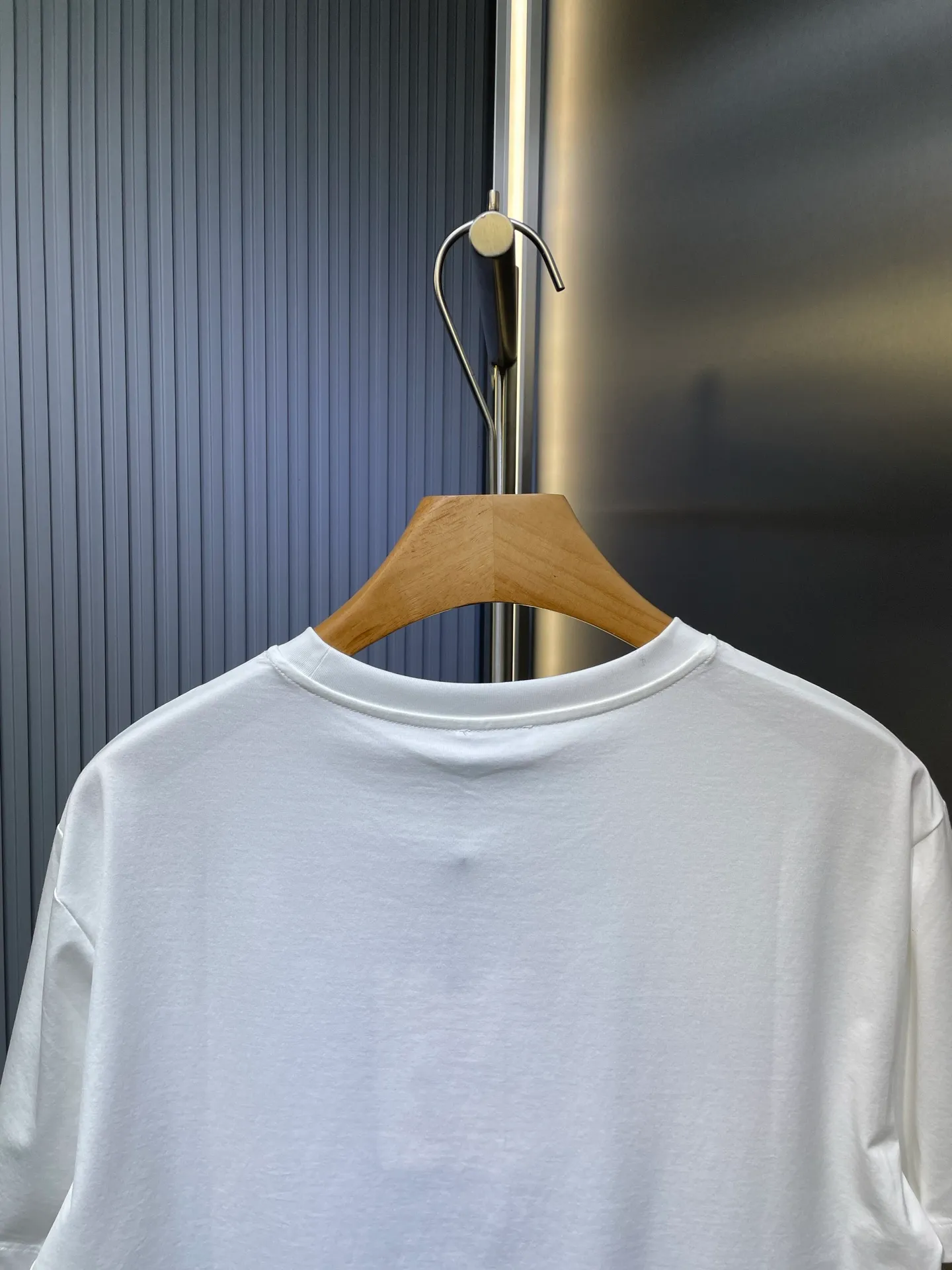P290 moncler 🌟【Top original order】2025 spring and summer new letter flocked printed short-sleeved T-shirt; customized 80-count double-strand mercerized long-staple cotton fabric, comfortable, soft and delicate! The lower side of the row of letters on the chest is a flocking print design with a duck hollow design, and the cuffs are designed with a wool duck badge badge design, all three standards are complete!  size：s-xxxl