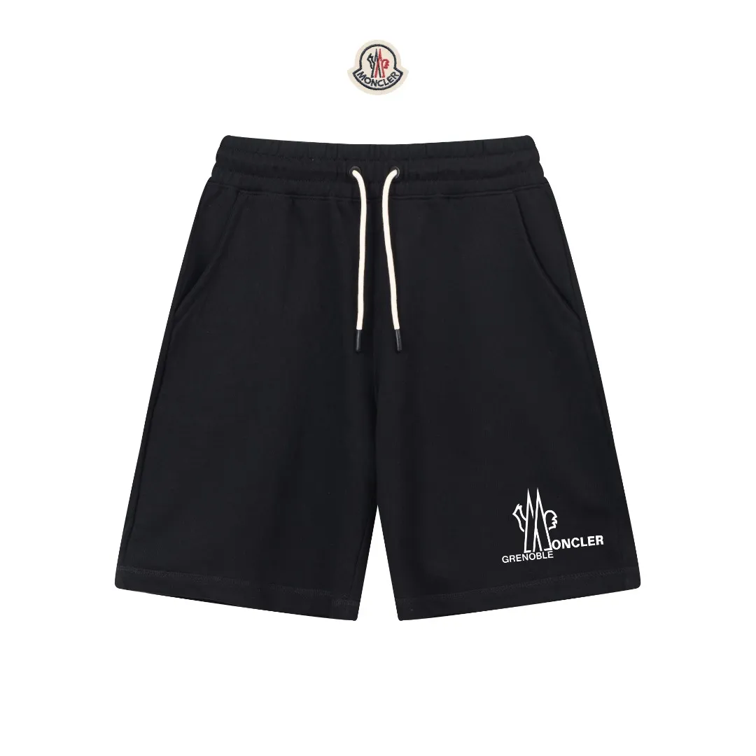 P230 (top version, currency difference) ✨ Moncler 25SS show model Slim-fitting simple printed letter Logo trendy shorts for men and women Compatible with all body shapes Black and white drawstring design with elastic waistband Customized drawstring pockets with diagonal pocket design on both sides There is also a small pocket at the rear Color: black gray Size S-XL