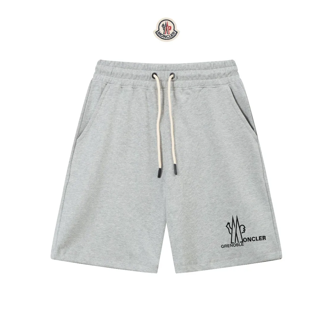 P230 (top version, currency difference) ✨ Moncler 25SS show model Slim-fitting simple printed letter Logo trendy shorts for men and women Compatible with all body shapes Black and white drawstring design with elastic waistband Customized drawstring pockets with diagonal pocket design on both sides There is also a small pocket at the rear Color: black gray Size S-XL