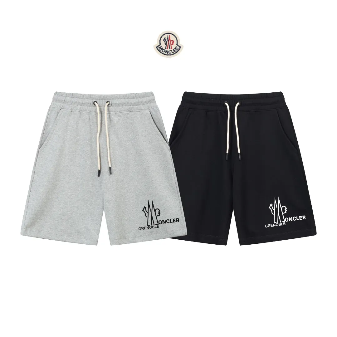 P230 (top version, currency difference) ✨ Moncler 25SS show model Slim-fitting simple printed letter Logo trendy shorts for men and women Compatible with all body shapes Black and white drawstring design with elastic waistband Customized drawstring pockets with diagonal pocket design on both sides There is also a small pocket at the rear Color: black gray Size S-XL