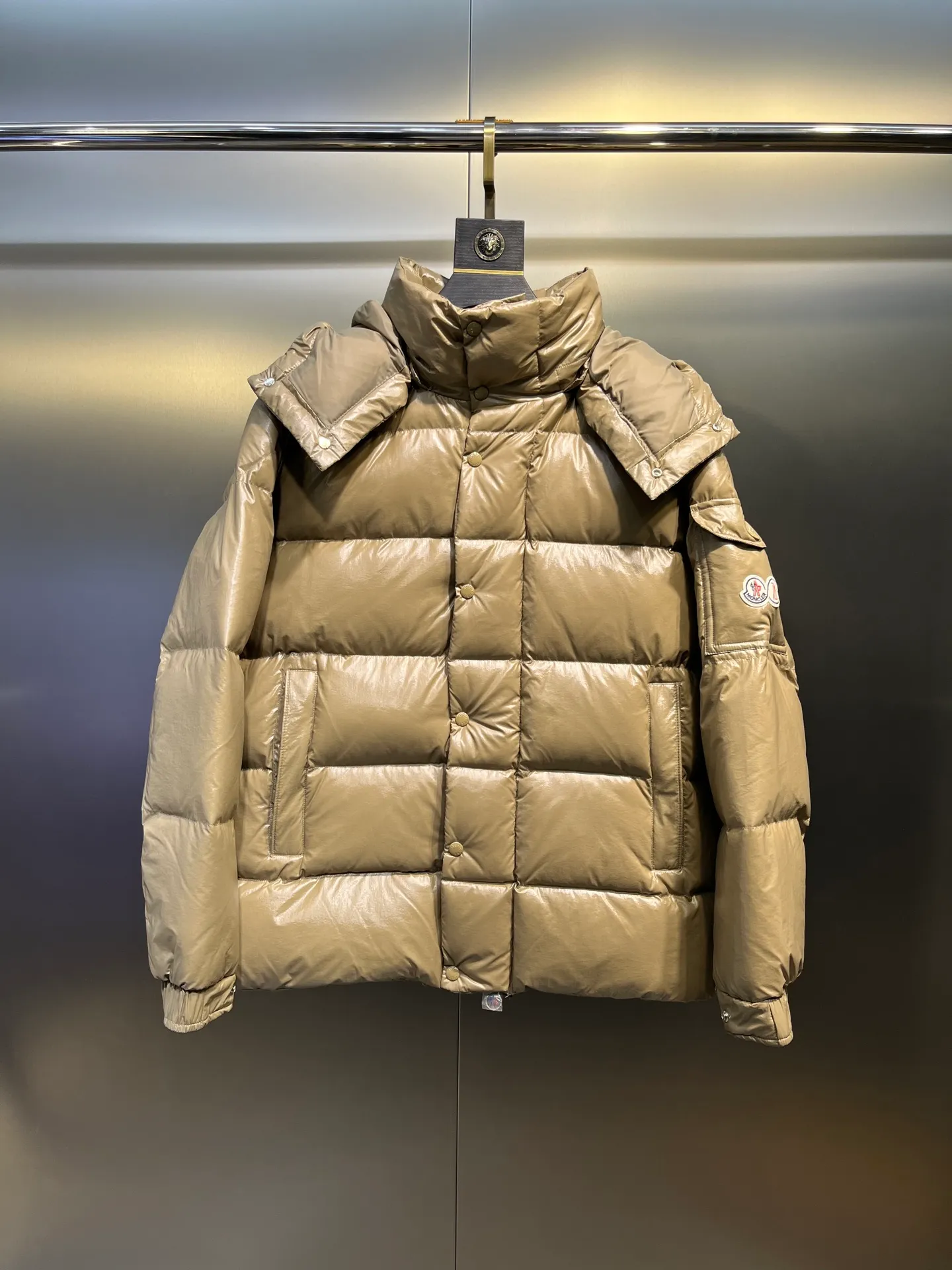 P840 Moncler 70th Anniversary 🌟maya limited edition double label series, the highest version 95 white goose down, French M Archives collection, ultra-high-end Maya series, hooded warm down jacket for couples, winter jacket! The Maya down jacket, which has been anticipated for a year, is one of the most classic down jacket styles and is a collection from the Moner Archives! I won’t brag about the quality of this down jacket, because everyone claims to be the best, and everyone must receive a good one! Toray's glossy outer material is supplied by customers, with great fluffiness, no trace of stems, strong resilience, outstanding details, exquisite craftsmanship, and DIST environmentally friendly goose down filling! This year’s latest logo is full of warmth, which is enough for basically anywhere in the country! It can be worn as a ski suit, and it is so handsome. It is definitely the most influential winter high-street item when worn!  Size: 1-5 yards
