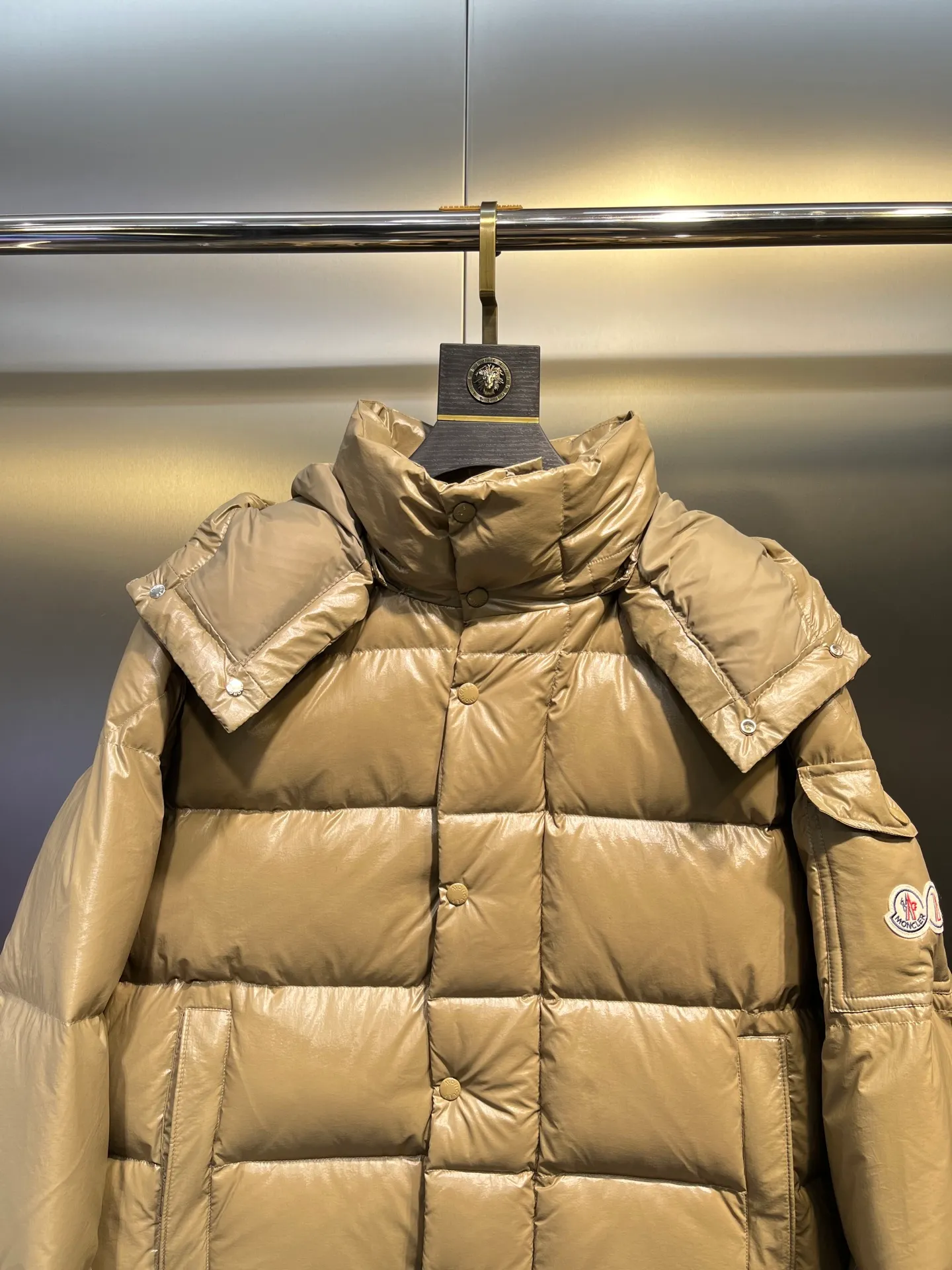 P840 Moncler 70th Anniversary 🌟maya limited edition double label series, the highest version 95 white goose down, French M Archives collection, ultra-high-end Maya series, hooded warm down jacket for couples, winter jacket! The Maya down jacket, which has been anticipated for a year, is one of the most classic down jacket styles and is a collection from the Moner Archives! I won’t brag about the quality of this down jacket, because everyone claims to be the best, and everyone must receive a good one! Toray's glossy outer material is supplied by customers, with great fluffiness, no trace of stems, strong resilience, outstanding details, exquisite craftsmanship, and DIST environmentally friendly goose down filling! This year’s latest logo is full of warmth, which is enough for basically anywhere in the country! It can be worn as a ski suit, and it is so handsome. It is definitely the most influential winter high-street item when worn!  Size: 1-5 yards