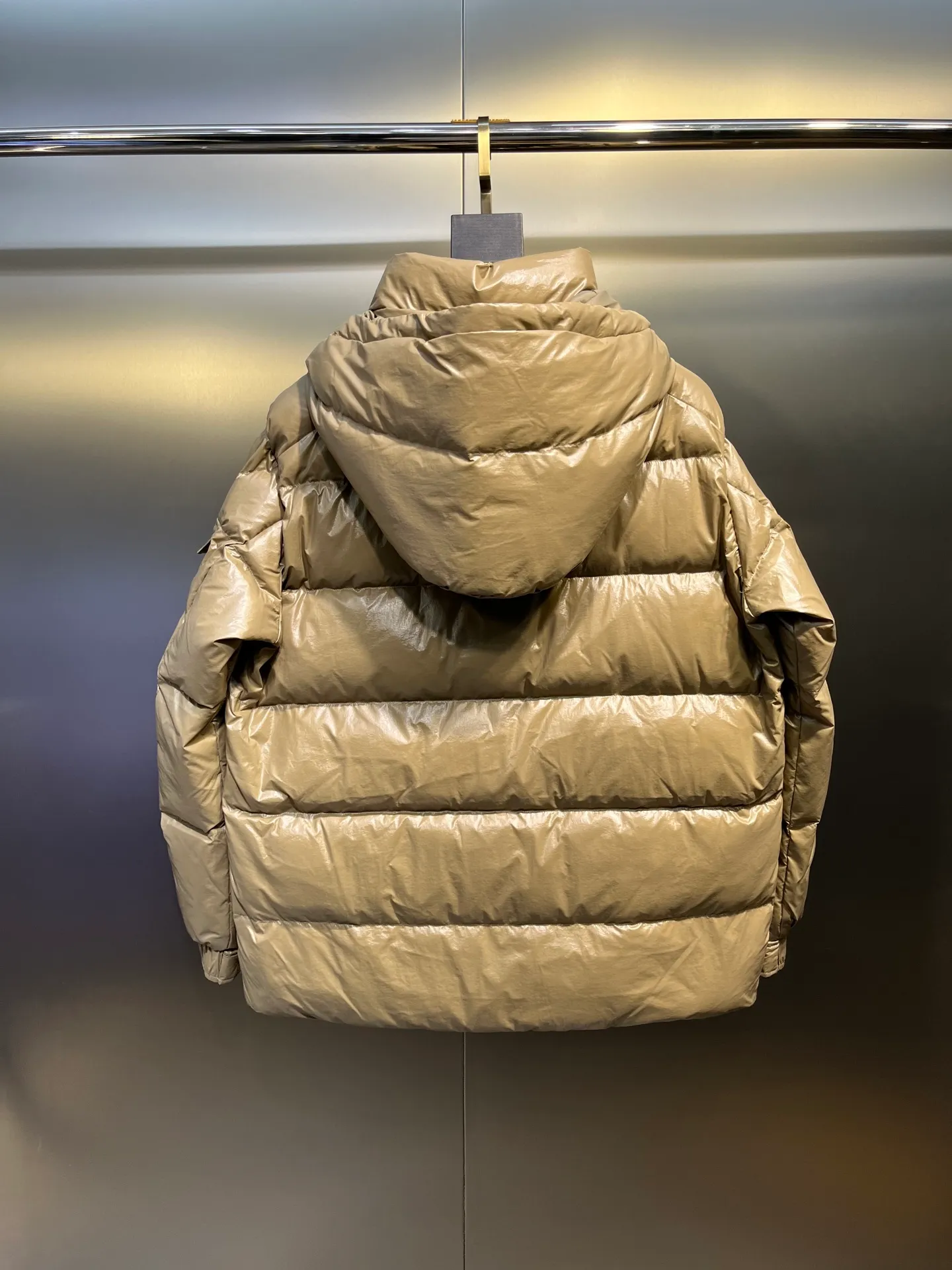 P840 Moncler 70th Anniversary 🌟maya limited edition double label series, the highest version 95 white goose down, French M Archives collection, ultra-high-end Maya series, hooded warm down jacket for couples, winter jacket! The Maya down jacket, which has been anticipated for a year, is one of the most classic down jacket styles and is a collection from the Moner Archives! I won’t brag about the quality of this down jacket, because everyone claims to be the best, and everyone must receive a good one! Toray's glossy outer material is supplied by customers, with great fluffiness, no trace of stems, strong resilience, outstanding details, exquisite craftsmanship, and DIST environmentally friendly goose down filling! This year’s latest logo is full of warmth, which is enough for basically anywhere in the country! It can be worn as a ski suit, and it is so handsome. It is definitely the most influential winter high-street item when worn!  Size: 1-5 yards