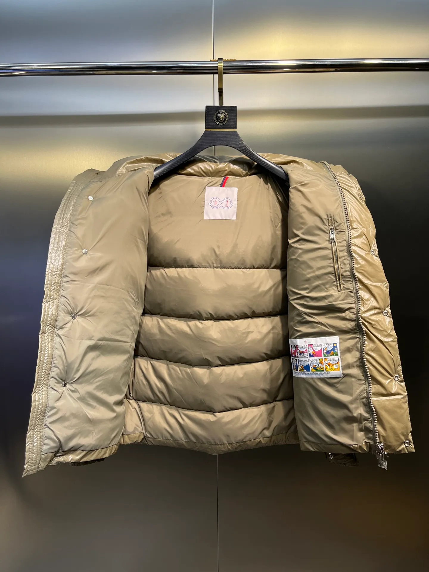 P840 Moncler 70th Anniversary 🌟maya limited edition double label series, the highest version 95 white goose down, French M Archives collection, ultra-high-end Maya series, hooded warm down jacket for couples, winter jacket! The Maya down jacket, which has been anticipated for a year, is one of the most classic down jacket styles and is a collection from the Moner Archives! I won’t brag about the quality of this down jacket, because everyone claims to be the best, and everyone must receive a good one! Toray's glossy outer material is supplied by customers, with great fluffiness, no trace of stems, strong resilience, outstanding details, exquisite craftsmanship, and DIST environmentally friendly goose down filling! This year’s latest logo is full of warmth, which is enough for basically anywhere in the country! It can be worn as a ski suit, and it is so handsome. It is definitely the most influential winter high-street item when worn!  Size: 1-5 yards