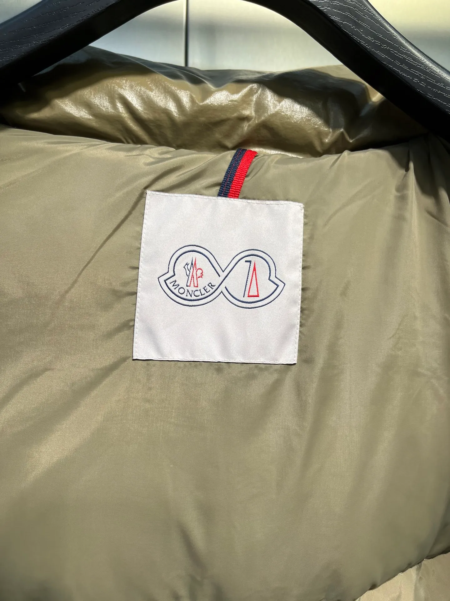P840 Moncler 70th Anniversary 🌟maya limited edition double label series, the highest version 95 white goose down, French M Archives collection, ultra-high-end Maya series, hooded warm down jacket for couples, winter jacket! The Maya down jacket, which has been anticipated for a year, is one of the most classic down jacket styles and is a collection from the Moner Archives! I won’t brag about the quality of this down jacket, because everyone claims to be the best, and everyone must receive a good one! Toray's glossy outer material is supplied by customers, with great fluffiness, no trace of stems, strong resilience, outstanding details, exquisite craftsmanship, and DIST environmentally friendly goose down filling! This year’s latest logo is full of warmth, which is enough for basically anywhere in the country! It can be worn as a ski suit, and it is so handsome. It is definitely the most influential winter high-street item when worn!  Size: 1-5 yards