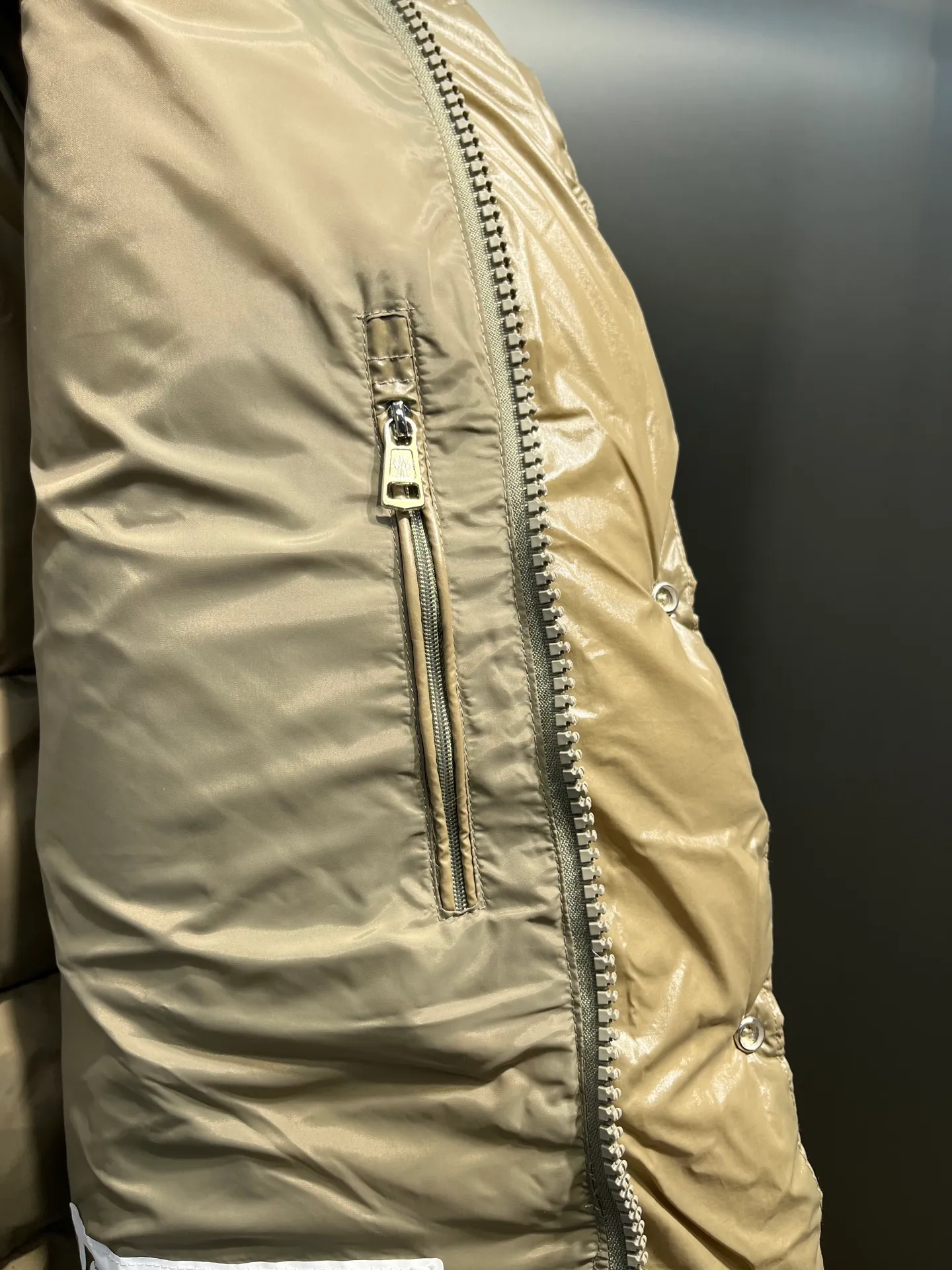 P840 Moncler 70th Anniversary 🌟maya limited edition double label series, the highest version 95 white goose down, French M Archives collection, ultra-high-end Maya series, hooded warm down jacket for couples, winter jacket! The Maya down jacket, which has been anticipated for a year, is one of the most classic down jacket styles and is a collection from the Moner Archives! I won’t brag about the quality of this down jacket, because everyone claims to be the best, and everyone must receive a good one! Toray's glossy outer material is supplied by customers, with great fluffiness, no trace of stems, strong resilience, outstanding details, exquisite craftsmanship, and DIST environmentally friendly goose down filling! This year’s latest logo is full of warmth, which is enough for basically anywhere in the country! It can be worn as a ski suit, and it is so handsome. It is definitely the most influential winter high-street item when worn!  Size: 1-5 yards