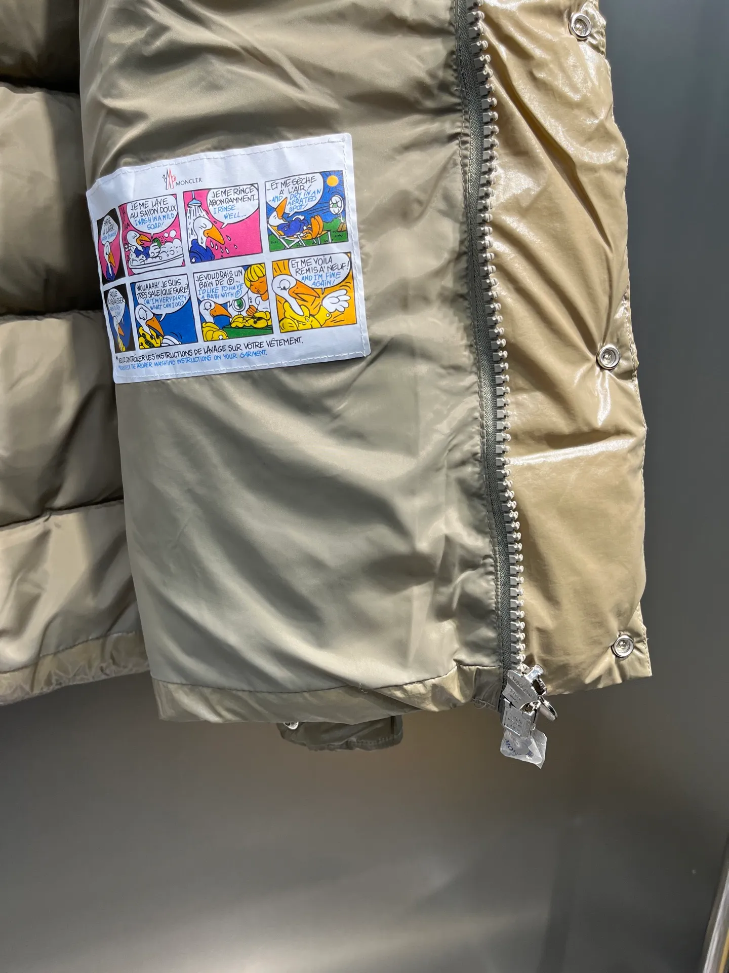 P840 Moncler 70th Anniversary 🌟maya limited edition double label series, the highest version 95 white goose down, French M Archives collection, ultra-high-end Maya series, hooded warm down jacket for couples, winter jacket! The Maya down jacket, which has been anticipated for a year, is one of the most classic down jacket styles and is a collection from the Moner Archives! I won’t brag about the quality of this down jacket, because everyone claims to be the best, and everyone must receive a good one! Toray's glossy outer material is supplied by customers, with great fluffiness, no trace of stems, strong resilience, outstanding details, exquisite craftsmanship, and DIST environmentally friendly goose down filling! This year’s latest logo is full of warmth, which is enough for basically anywhere in the country! It can be worn as a ski suit, and it is so handsome. It is definitely the most influential winter high-street item when worn!  Size: 1-5 yards
