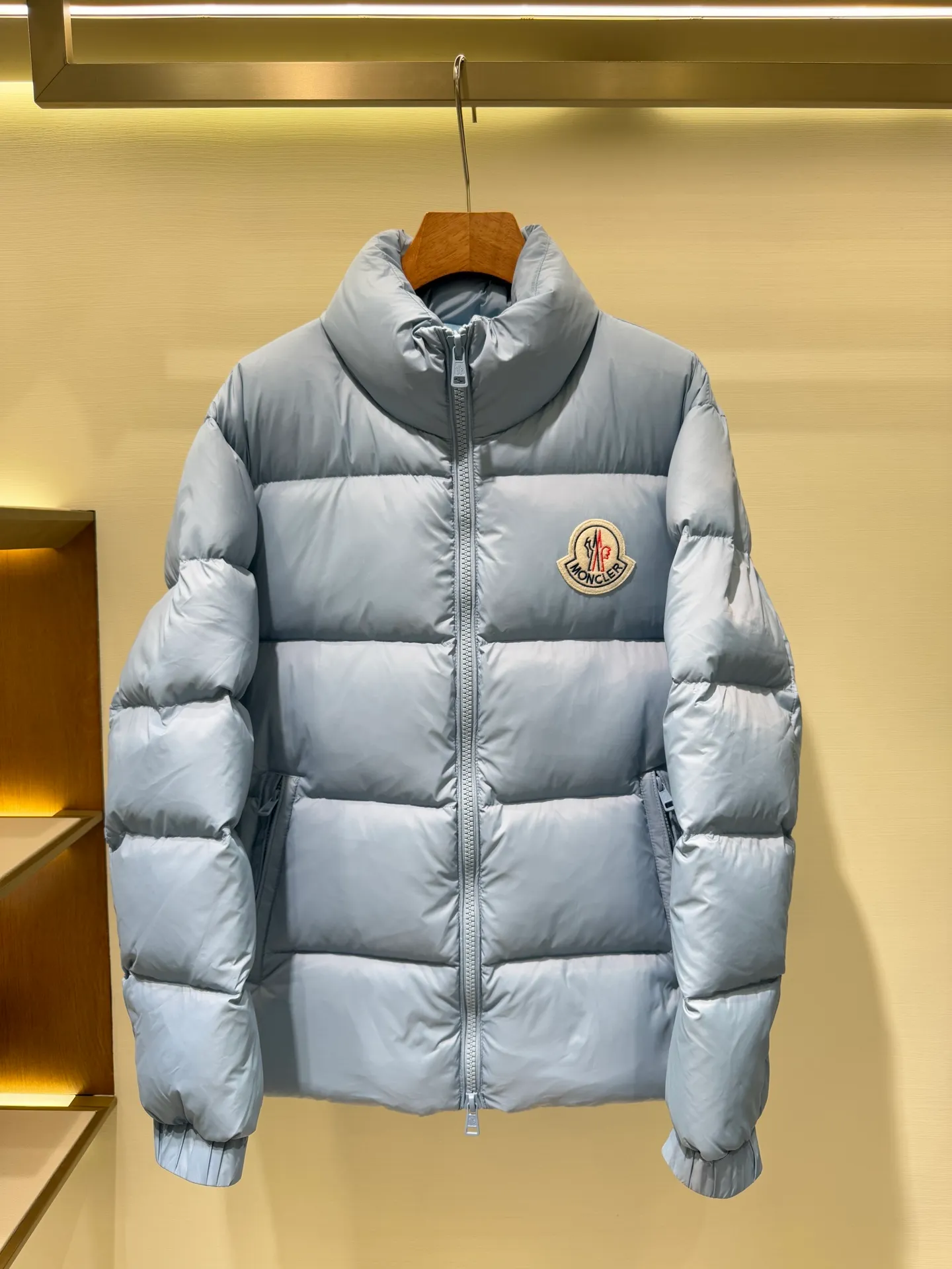 P1080 Moncler Citala series patch stand collar down jacket. The Madeira down jacket is specially designed for modern men who value functionality and beauty. It is suitable for wearing on the street or in the mountains and other occasions. Made from functional, tight nylon longue saison fabric. Padded hood and wind-blocking panels add protection.  Fabric: Made of longue saison fabric, Nylon laque lining, filled with down (90 down goose down) Technology: zipper closure, zipper closure pocket, logo patch (supports NF C function) Color: aqua blue black Size: 1 2 3 4 5 5443050