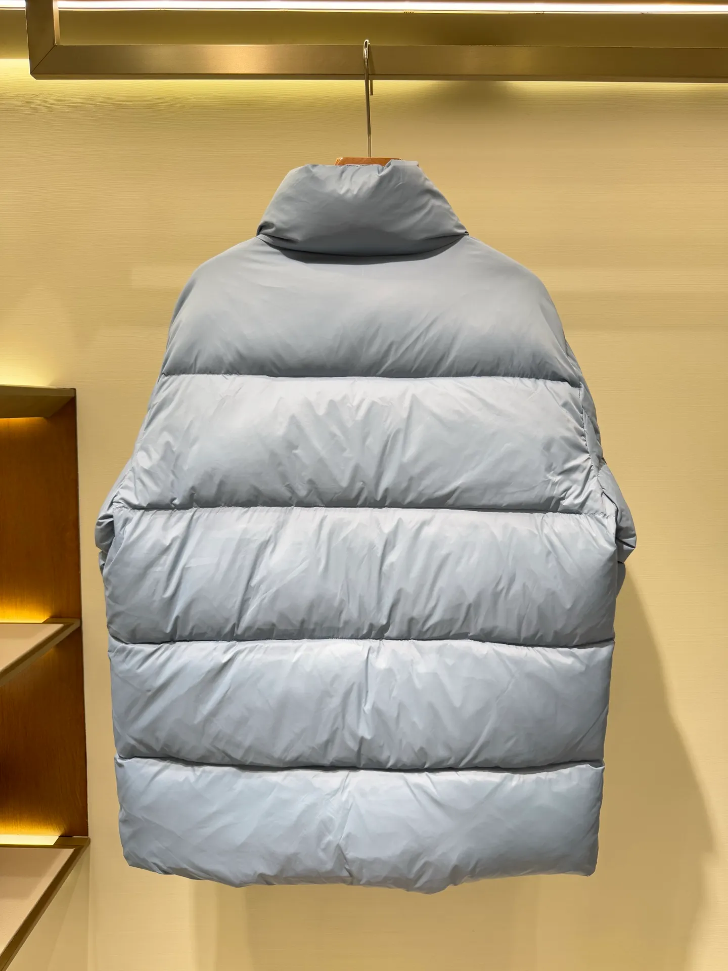 P1080 Moncler Citala series patch stand collar down jacket. The Madeira down jacket is specially designed for modern men who value functionality and beauty. It is suitable for wearing on the street or in the mountains and other occasions. Made from functional, tight nylon longue saison fabric. Padded hood and wind-blocking panels add protection.  Fabric: Made of longue saison fabric, Nylon laque lining, filled with down (90 down goose down) Technology: zipper closure, zipper closure pocket, logo patch (supports NF C function) Color: aqua blue black Size: 1 2 3 4 5 5443050
