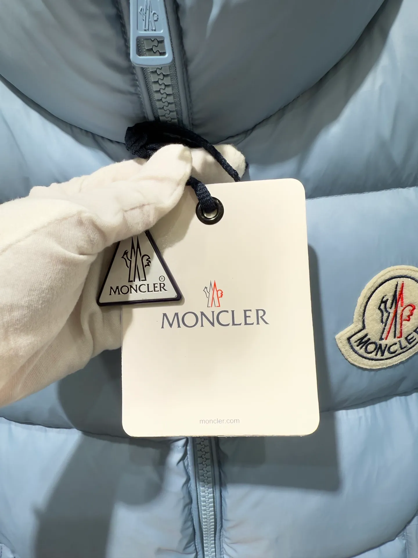 P1080 Moncler Citala series patch stand collar down jacket. The Madeira down jacket is specially designed for modern men who value functionality and beauty. It is suitable for wearing on the street or in the mountains and other occasions. Made from functional, tight nylon longue saison fabric. Padded hood and wind-blocking panels add protection.  Fabric: Made of longue saison fabric, Nylon laque lining, filled with down (90 down goose down) Technology: zipper closure, zipper closure pocket, logo patch (supports NF C function) Color: aqua blue black Size: 1 2 3 4 5 5443050