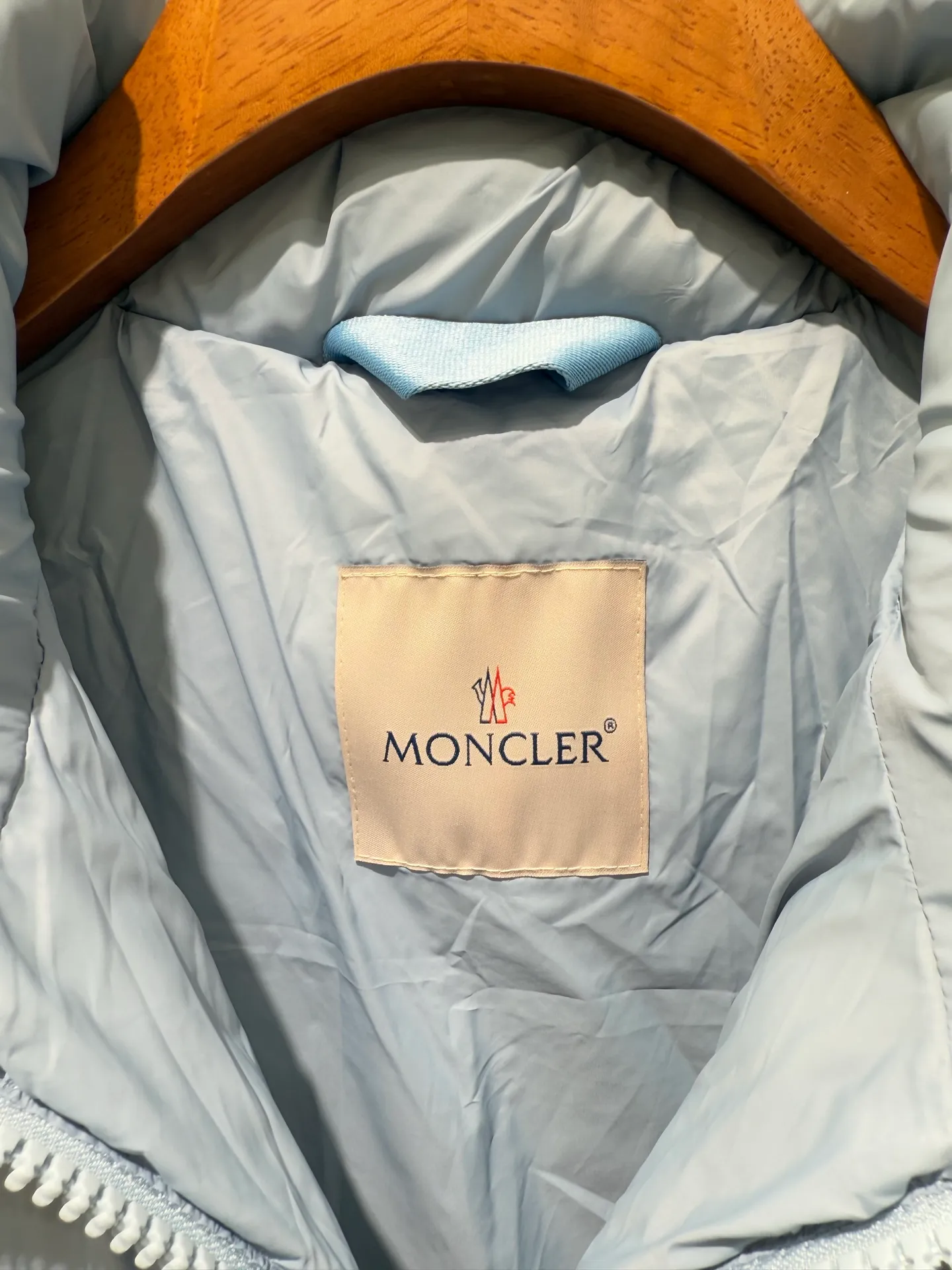 P1080 Moncler Citala series patch stand collar down jacket. The Madeira down jacket is specially designed for modern men who value functionality and beauty. It is suitable for wearing on the street or in the mountains and other occasions. Made from functional, tight nylon longue saison fabric. Padded hood and wind-blocking panels add protection.  Fabric: Made of longue saison fabric, Nylon laque lining, filled with down (90 down goose down) Technology: zipper closure, zipper closure pocket, logo patch (supports NF C function) Color: aqua blue black Size: 1 2 3 4 5 5443050