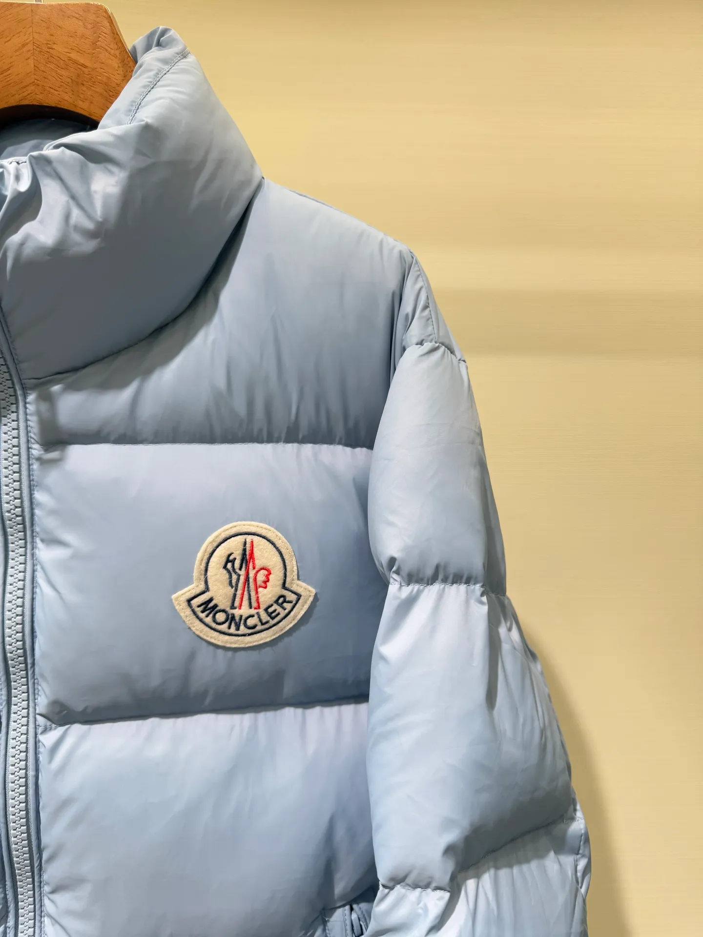 P1080 Moncler Citala series patch stand collar down jacket. The Madeira down jacket is specially designed for modern men who value functionality and beauty. It is suitable for wearing on the street or in the mountains and other occasions. Made from functional, tight nylon longue saison fabric. Padded hood and wind-blocking panels add protection.  Fabric: Made of longue saison fabric, Nylon laque lining, filled with down (90 down goose down) Technology: zipper closure, zipper closure pocket, logo patch (supports NF C function) Color: aqua blue black Size: 1 2 3 4 5 5443050
