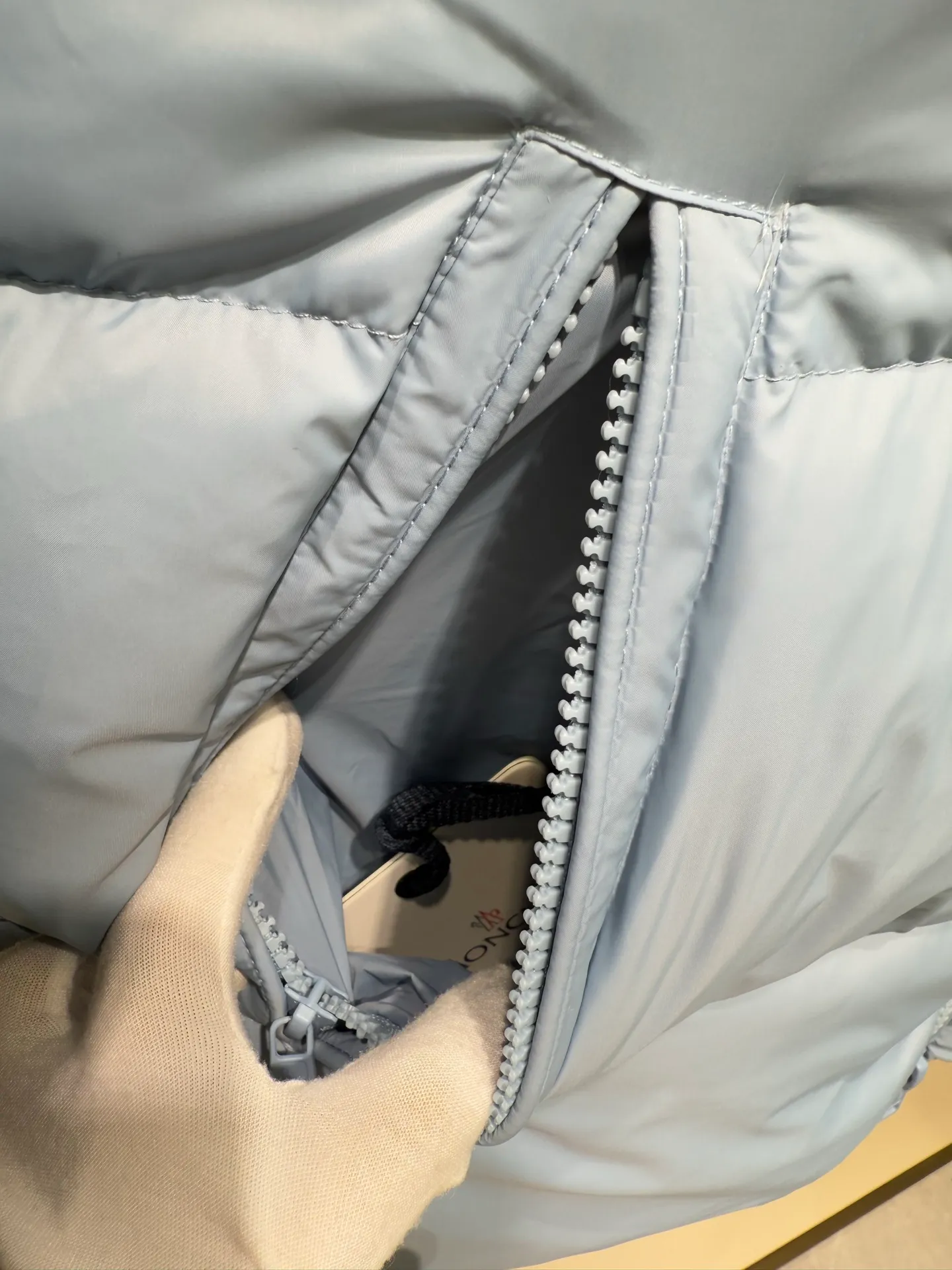 P1080 Moncler Citala series patch stand collar down jacket. The Madeira down jacket is specially designed for modern men who value functionality and beauty. It is suitable for wearing on the street or in the mountains and other occasions. Made from functional, tight nylon longue saison fabric. Padded hood and wind-blocking panels add protection.  Fabric: Made of longue saison fabric, Nylon laque lining, filled with down (90 down goose down) Technology: zipper closure, zipper closure pocket, logo patch (supports NF C function) Color: aqua blue black Size: 1 2 3 4 5 5443050