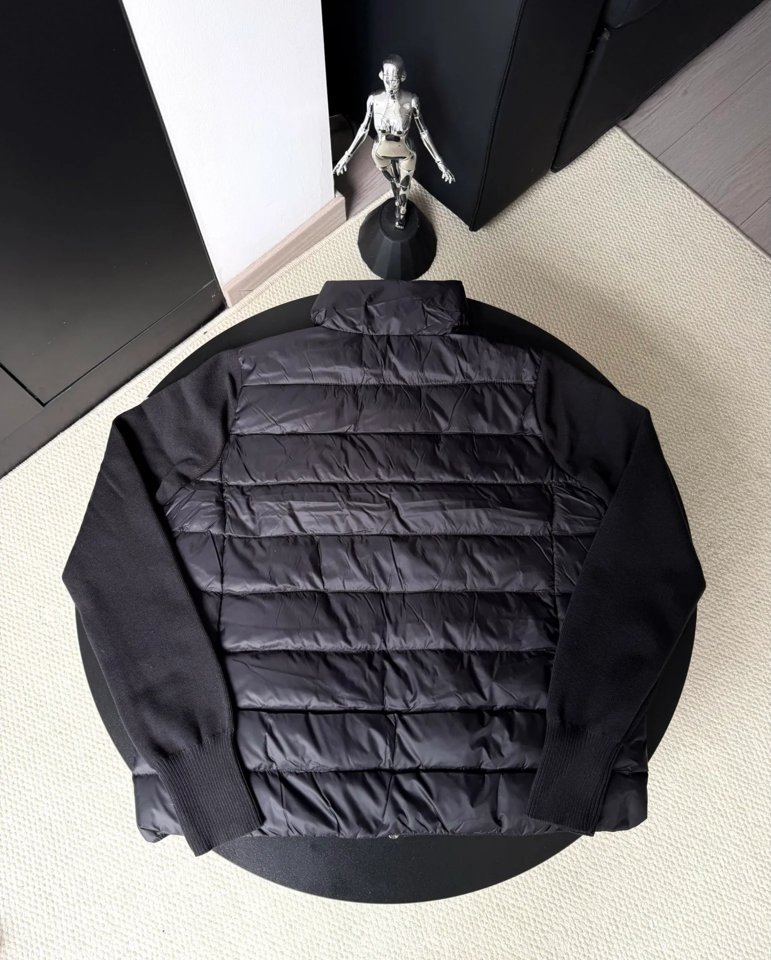 P560 Moncler/Mongolian 24Fw wool knitted splicing buckle down jacket Wool knitting splicing light wool splicing goose down lightweight women's buckle knitting 905 winter inner wear tool early autumn must-have item Rectangular quilted H version is versatile and not picky The splicing design is age-reducing and fashionable Imported lightweight memory silk fabric texture is breathable and lightweight Imported machine sewing line technology Wool is equipped with down filling A classic design piece that can be worn alone when the weather is nice or layered with it when the weather cools down. Wool knit style with down-filled front for warmth and protection Color: Black White Size: S.M.L