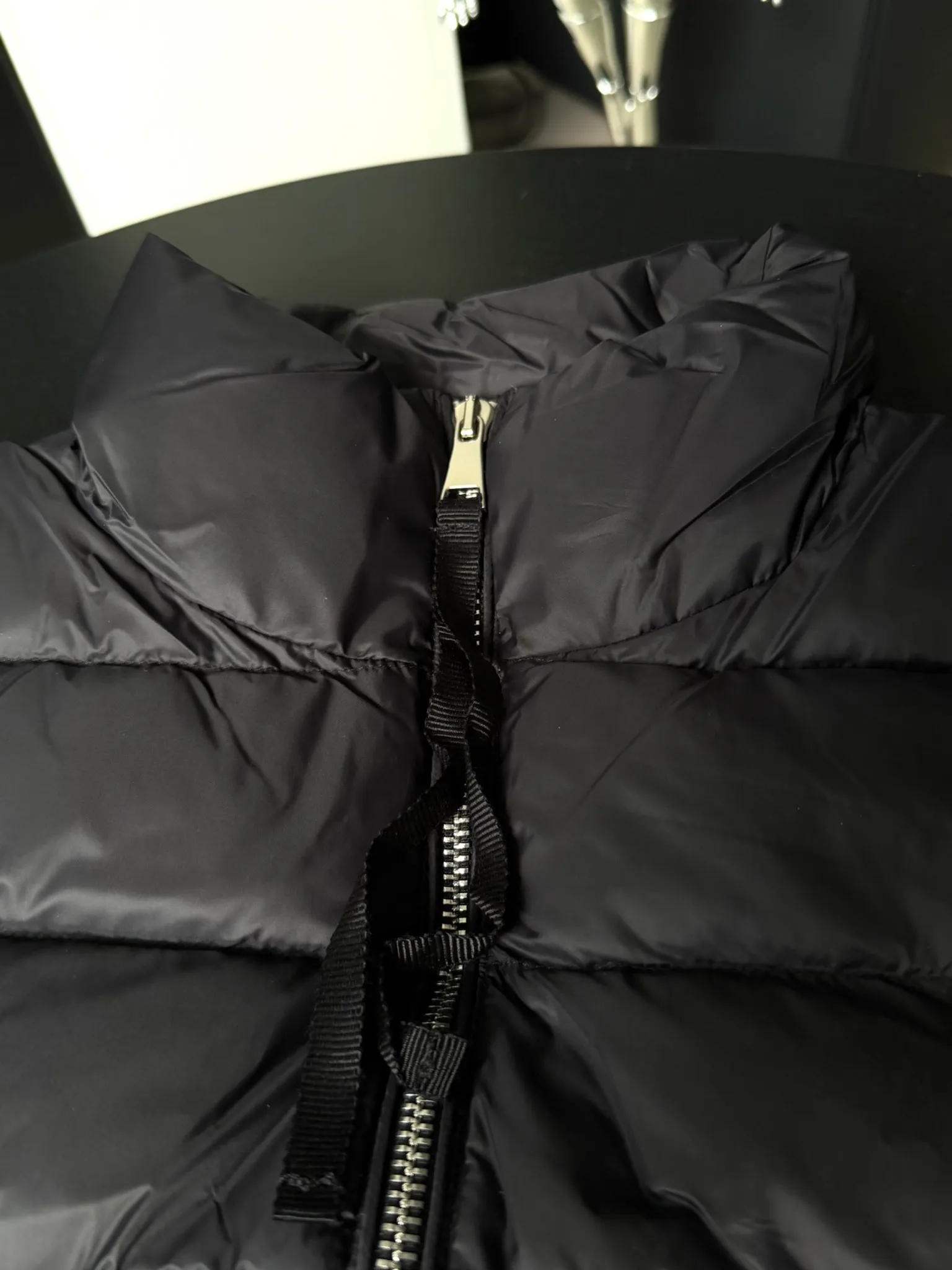 P560 Moncler/Mongolian 24Fw wool knitted splicing buckle down jacket Wool knitting splicing light wool splicing goose down lightweight women's buckle knitting 905 winter inner wear tool early autumn must-have item Rectangular quilted H version is versatile and not picky The splicing design is age-reducing and fashionable Imported lightweight memory silk fabric texture is breathable and lightweight Imported machine sewing line technology Wool is equipped with down filling A classic design piece that can be worn alone when the weather is nice or layered with it when the weather cools down. Wool knit style with down-filled front for warmth and protection Color: Black White Size: S.M.L