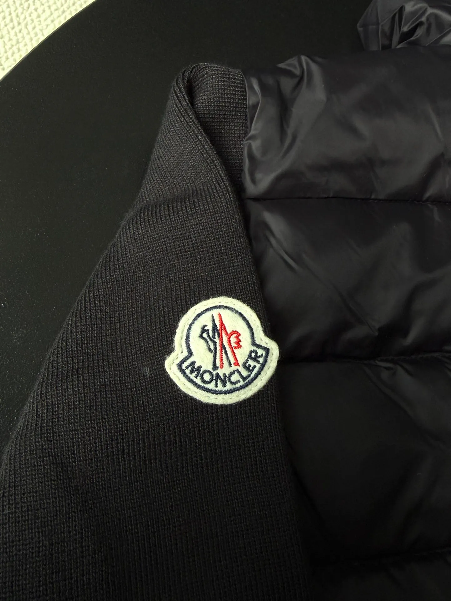P560 Moncler/Mongolian 24Fw wool knitted splicing buckle down jacket Wool knitting splicing light wool splicing goose down lightweight women's buckle knitting 905 winter inner wear tool early autumn must-have item Rectangular quilted H version is versatile and not picky The splicing design is age-reducing and fashionable Imported lightweight memory silk fabric texture is breathable and lightweight Imported machine sewing line technology Wool is equipped with down filling A classic design piece that can be worn alone when the weather is nice or layered with it when the weather cools down. Wool knit style with down-filled front for warmth and protection Color: Black White Size: S.M.L