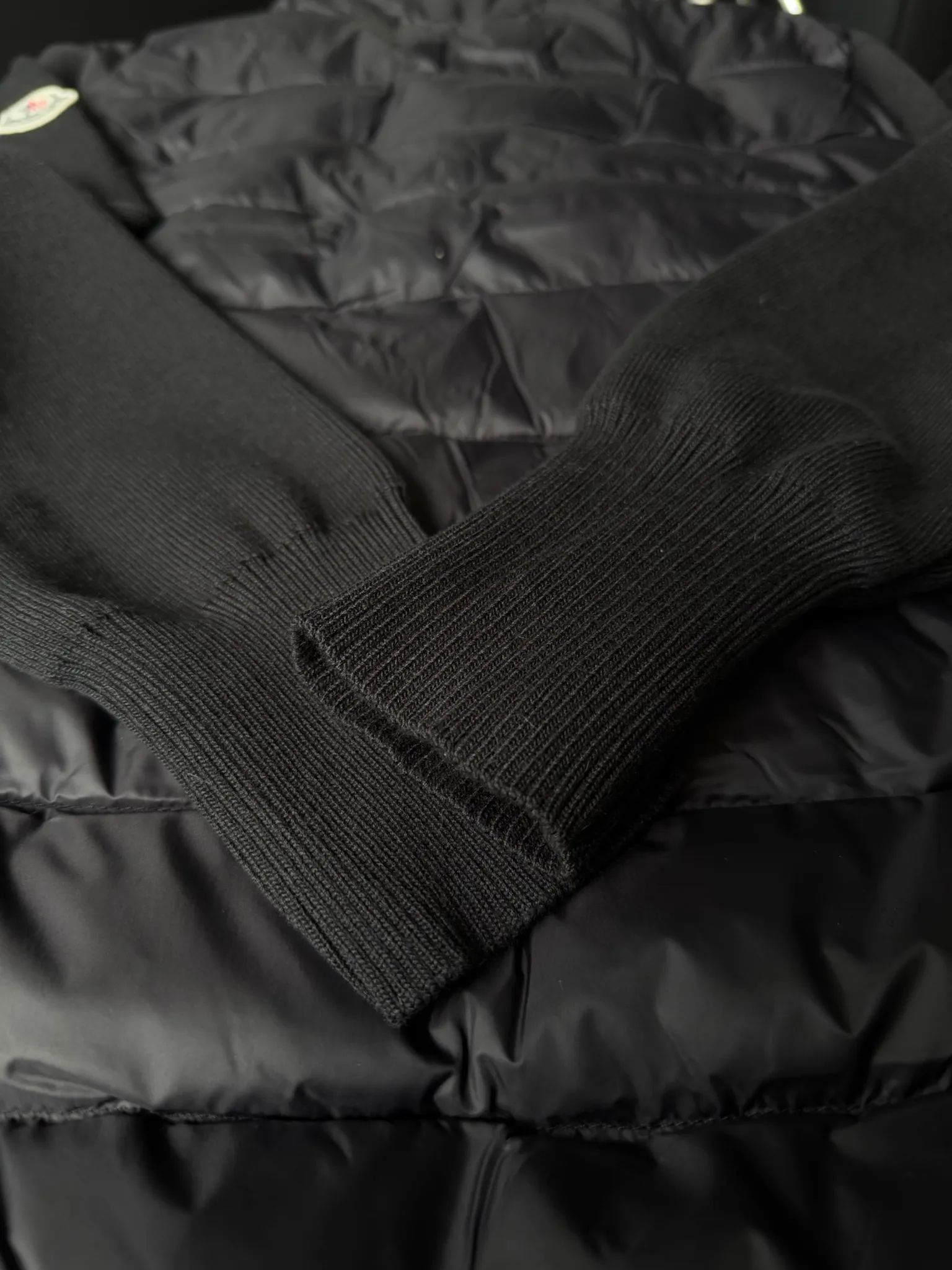 P560 Moncler/Mongolian 24Fw wool knitted splicing buckle down jacket Wool knitting splicing light wool splicing goose down lightweight women's buckle knitting 905 winter inner wear tool early autumn must-have item Rectangular quilted H version is versatile and not picky The splicing design is age-reducing and fashionable Imported lightweight memory silk fabric texture is breathable and lightweight Imported machine sewing line technology Wool is equipped with down filling A classic design piece that can be worn alone when the weather is nice or layered with it when the weather cools down. Wool knit style with down-filled front for warmth and protection Color: Black White Size: S.M.L