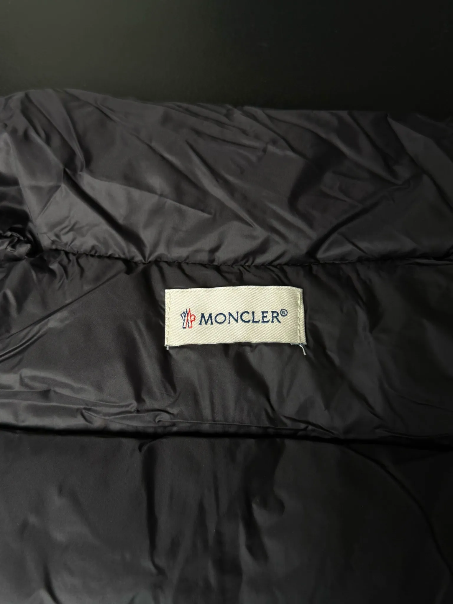P560 Moncler/Mongolian 24Fw wool knitted splicing buckle down jacket Wool knitting splicing light wool splicing goose down lightweight women's buckle knitting 905 winter inner wear tool early autumn must-have item Rectangular quilted H version is versatile and not picky The splicing design is age-reducing and fashionable Imported lightweight memory silk fabric texture is breathable and lightweight Imported machine sewing line technology Wool is equipped with down filling A classic design piece that can be worn alone when the weather is nice or layered with it when the weather cools down. Wool knit style with down-filled front for warmth and protection Color: Black White Size: S.M.L