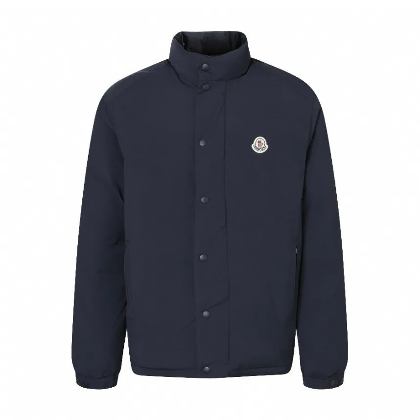 P910 [Exclusive supply] Moncler emblem solid color stand collar down jacket. The high-quality filling is made of 90 white duck down, with a weight of 210g, ensuring excellent thermal insulation performance. After strict screening and processing, the velvet is not easy to get drilled, ensuring durability. After the fabric is made of 100% polyester fiber and processed through microfiberization, the individual fibers become extremely fine, which greatly increases the fiber surface area, making the fabric soft and smooth, and the touch is close to natural fibers. The high-density textile method makes the structure tight, thus giving it a certain degree of wrinkle resistance, windproof warmth and wear resistance. The lining is made of 100% polyamide. The high-density and tight weaving process prevents fine lint from getting out of the gaps in the fabric. The smooth surface improves the putting on and taking off experience, and the excellent wear and tear resistance ensures damage caused by frequent use, while the light and soft texture does not affect the overall weight. The interior is quilted with imported No. 7 needles and anti-velvet thin threads, with 13 stitches every three centimeters. The stitches are straight and there is no skipped stitches. The stand-up collar makes the overall lines look more concise and capable, can wrap the neck well, prevent cold wind from entering, and has excellent thermal insulation performance. Whether worn with a scarf or worn alone, combined with the characteristics of the version, it looks energetic, neat and not bloated. Size:1-2-3-4