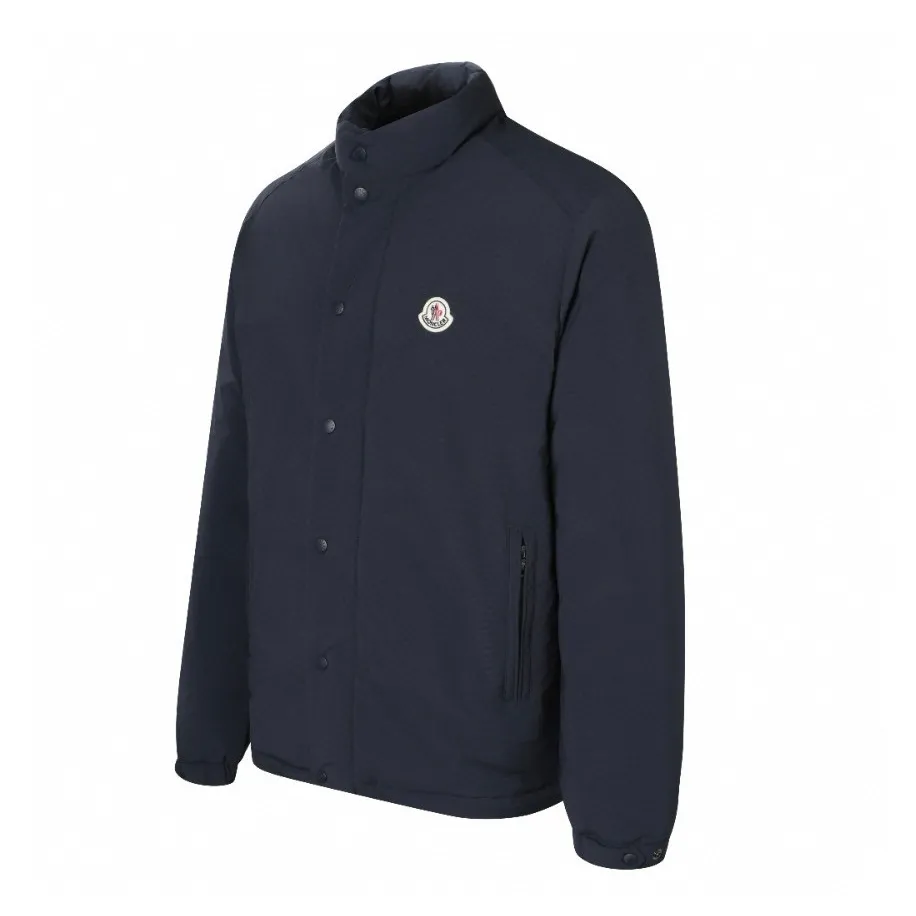 P910 [Exclusive supply] Moncler emblem solid color stand collar down jacket. The high-quality filling is made of 90 white duck down, with a weight of 210g, ensuring excellent thermal insulation performance. After strict screening and processing, the velvet is not easy to get drilled, ensuring durability. After the fabric is made of 100% polyester fiber and processed through microfiberization, the individual fibers become extremely fine, which greatly increases the fiber surface area, making the fabric soft and smooth, and the touch is close to natural fibers. The high-density textile method makes the structure tight, thus giving it a certain degree of wrinkle resistance, windproof warmth and wear resistance. The lining is made of 100% polyamide. The high-density and tight weaving process prevents fine lint from getting out of the gaps in the fabric. The smooth surface improves the putting on and taking off experience, and the excellent wear and tear resistance ensures damage caused by frequent use, while the light and soft texture does not affect the overall weight. The interior is quilted with imported No. 7 needles and anti-velvet thin threads, with 13 stitches every three centimeters. The stitches are straight and there is no skipped stitches. The stand-up collar makes the overall lines look more concise and capable, can wrap the neck well, prevent cold wind from entering, and has excellent thermal insulation performance. Whether worn with a scarf or worn alone, combined with the characteristics of the version, it looks energetic, neat and not bloated. Size:1-2-3-4