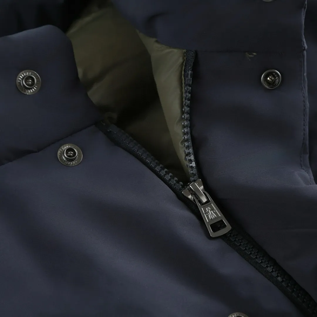 P910 [Exclusive supply] Moncler emblem solid color stand collar down jacket. The high-quality filling is made of 90 white duck down, with a weight of 210g, ensuring excellent thermal insulation performance. After strict screening and processing, the velvet is not easy to get drilled, ensuring durability. After the fabric is made of 100% polyester fiber and processed through microfiberization, the individual fibers become extremely fine, which greatly increases the fiber surface area, making the fabric soft and smooth, and the touch is close to natural fibers. The high-density textile method makes the structure tight, thus giving it a certain degree of wrinkle resistance, windproof warmth and wear resistance. The lining is made of 100% polyamide. The high-density and tight weaving process prevents fine lint from getting out of the gaps in the fabric. The smooth surface improves the putting on and taking off experience, and the excellent wear and tear resistance ensures damage caused by frequent use, while the light and soft texture does not affect the overall weight. The interior is quilted with imported No. 7 needles and anti-velvet thin threads, with 13 stitches every three centimeters. The stitches are straight and there is no skipped stitches. The stand-up collar makes the overall lines look more concise and capable, can wrap the neck well, prevent cold wind from entering, and has excellent thermal insulation performance. Whether worn with a scarf or worn alone, combined with the characteristics of the version, it looks energetic, neat and not bloated. Size:1-2-3-4