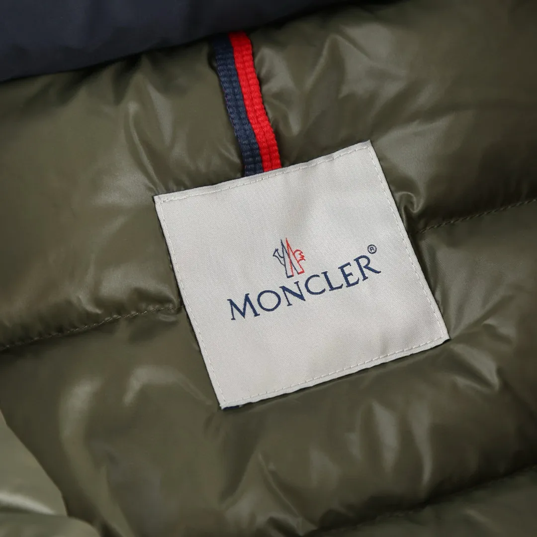 P910 [Exclusive supply] Moncler emblem solid color stand collar down jacket. The high-quality filling is made of 90 white duck down, with a weight of 210g, ensuring excellent thermal insulation performance. After strict screening and processing, the velvet is not easy to get drilled, ensuring durability. After the fabric is made of 100% polyester fiber and processed through microfiberization, the individual fibers become extremely fine, which greatly increases the fiber surface area, making the fabric soft and smooth, and the touch is close to natural fibers. The high-density textile method makes the structure tight, thus giving it a certain degree of wrinkle resistance, windproof warmth and wear resistance. The lining is made of 100% polyamide. The high-density and tight weaving process prevents fine lint from getting out of the gaps in the fabric. The smooth surface improves the putting on and taking off experience, and the excellent wear and tear resistance ensures damage caused by frequent use, while the light and soft texture does not affect the overall weight. The interior is quilted with imported No. 7 needles and anti-velvet thin threads, with 13 stitches every three centimeters. The stitches are straight and there is no skipped stitches. The stand-up collar makes the overall lines look more concise and capable, can wrap the neck well, prevent cold wind from entering, and has excellent thermal insulation performance. Whether worn with a scarf or worn alone, combined with the characteristics of the version, it looks energetic, neat and not bloated. Size:1-2-3-4