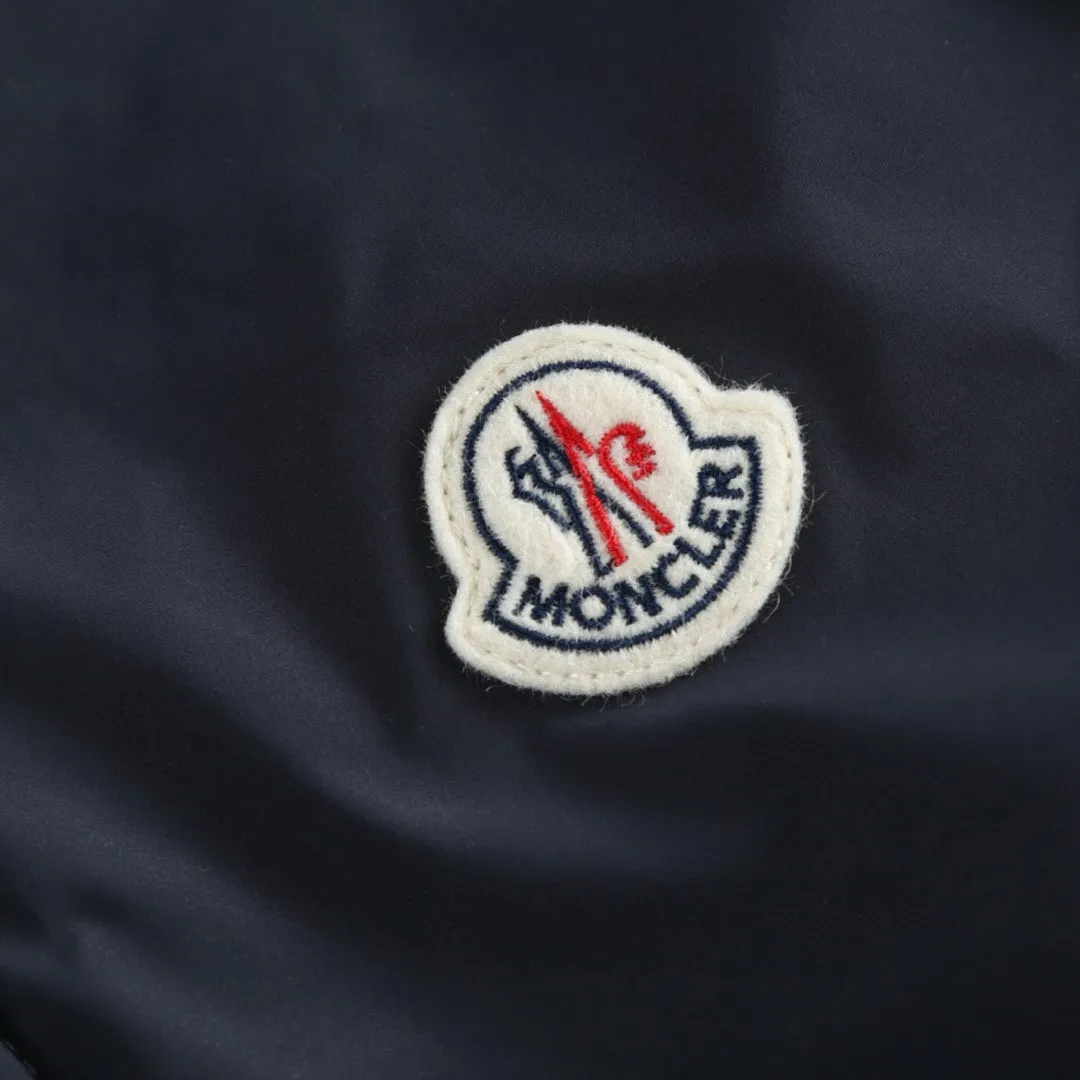 P910 [Exclusive supply] Moncler emblem solid color stand collar down jacket. The high-quality filling is made of 90 white duck down, with a weight of 210g, ensuring excellent thermal insulation performance. After strict screening and processing, the velvet is not easy to get drilled, ensuring durability. After the fabric is made of 100% polyester fiber and processed through microfiberization, the individual fibers become extremely fine, which greatly increases the fiber surface area, making the fabric soft and smooth, and the touch is close to natural fibers. The high-density textile method makes the structure tight, thus giving it a certain degree of wrinkle resistance, windproof warmth and wear resistance. The lining is made of 100% polyamide. The high-density and tight weaving process prevents fine lint from getting out of the gaps in the fabric. The smooth surface improves the putting on and taking off experience, and the excellent wear and tear resistance ensures damage caused by frequent use, while the light and soft texture does not affect the overall weight. The interior is quilted with imported No. 7 needles and anti-velvet thin threads, with 13 stitches every three centimeters. The stitches are straight and there is no skipped stitches. The stand-up collar makes the overall lines look more concise and capable, can wrap the neck well, prevent cold wind from entering, and has excellent thermal insulation performance. Whether worn with a scarf or worn alone, combined with the characteristics of the version, it looks energetic, neat and not bloated. Size:1-2-3-4