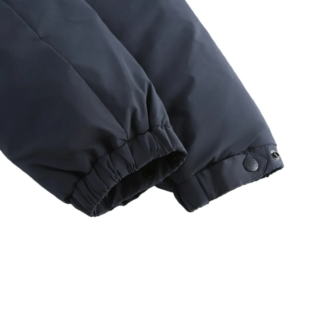 P910 [Exclusive supply] Moncler emblem solid color stand collar down jacket. The high-quality filling is made of 90 white duck down, with a weight of 210g, ensuring excellent thermal insulation performance. After strict screening and processing, the velvet is not easy to get drilled, ensuring durability. After the fabric is made of 100% polyester fiber and processed through microfiberization, the individual fibers become extremely fine, which greatly increases the fiber surface area, making the fabric soft and smooth, and the touch is close to natural fibers. The high-density textile method makes the structure tight, thus giving it a certain degree of wrinkle resistance, windproof warmth and wear resistance. The lining is made of 100% polyamide. The high-density and tight weaving process prevents fine lint from getting out of the gaps in the fabric. The smooth surface improves the putting on and taking off experience, and the excellent wear and tear resistance ensures damage caused by frequent use, while the light and soft texture does not affect the overall weight. The interior is quilted with imported No. 7 needles and anti-velvet thin threads, with 13 stitches every three centimeters. The stitches are straight and there is no skipped stitches. The stand-up collar makes the overall lines look more concise and capable, can wrap the neck well, prevent cold wind from entering, and has excellent thermal insulation performance. Whether worn with a scarf or worn alone, combined with the characteristics of the version, it looks energetic, neat and not bloated. Size:1-2-3-4