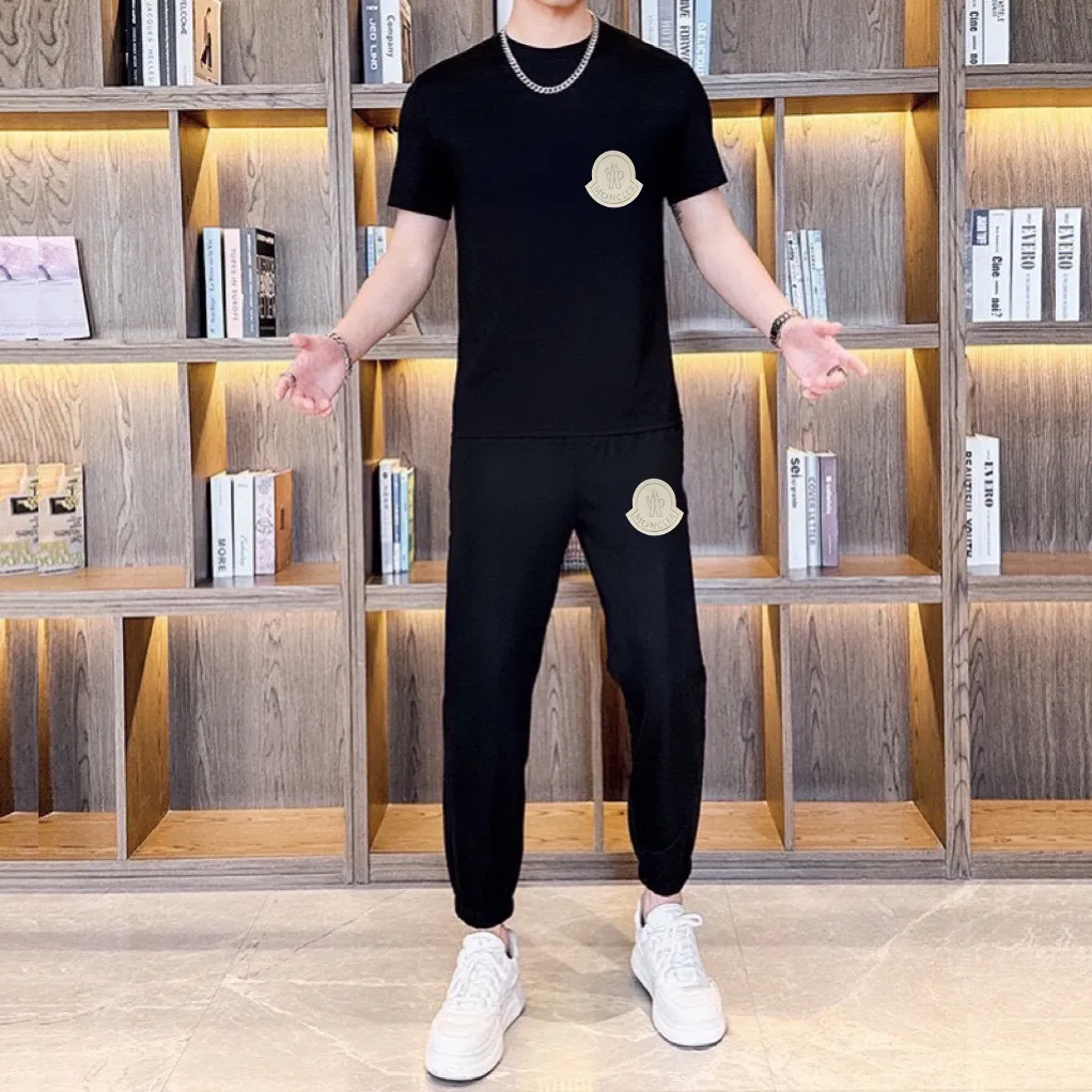 P330 [MONCLER] (Fat Man's Gospel) The same style as the 2025 official website. World-renowned luxury brand. Summer men's (double mercerized) high-quality 🐂 suit. It is made of imported original fabrics. It is a trendy style of the season and a versatile hit. Simple and elegant, precise workmanship allows you to be at the top of fashion. Size: M-5XL (can be worn up to 220 pounds)