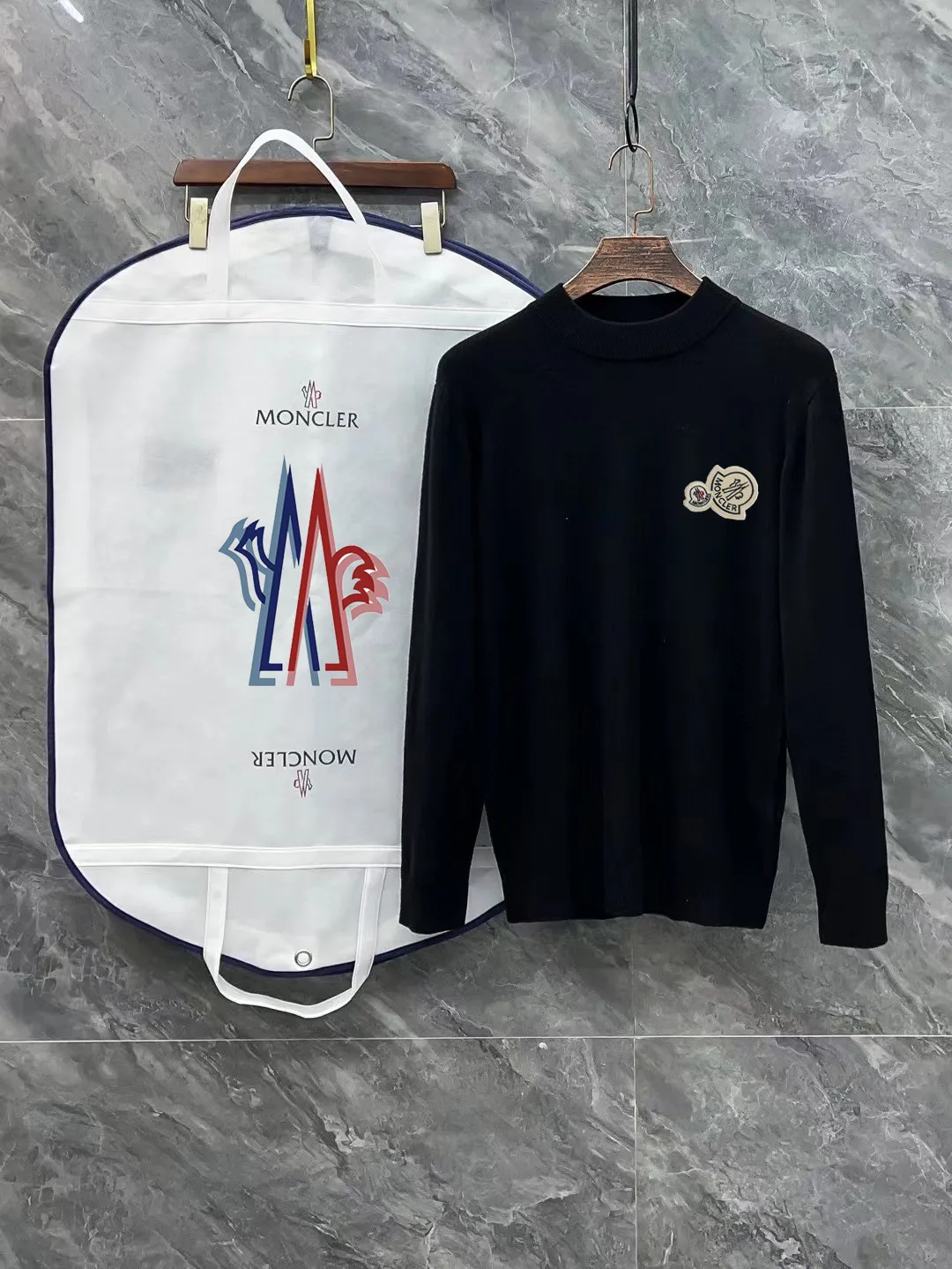 P210 Moncler muzzle, complete with 3 labels, classic logo embroidered turtleneck sweater, fine wool blended sweater, high-end customized collection for men and women, affiliated to the brand's high-end main line, patented top-grade yarn blending, using innovation to interpret conventional styles. The configuration of the fabric is subversive. The details are remarkable. The most anticipated sweater in winter. Full of high-end sense. Outflowed from the brand's designated Zhejiang processing factory. Very cost-effective. Meri wool yarn is of excellent quality. It feels super soft, delicate, soft, non-pilling and does not deform. It is available at all major counters at the same time. It is a must-have product every year. The product seems simple, the process is extremely complicated, and the upper body is not picky. The upper body is extremely skin-friendly and comfortable. It can be worn close to the body with an outer jacket or as an outer layer. Color: Black White Size: M L XL 2XL 3XL