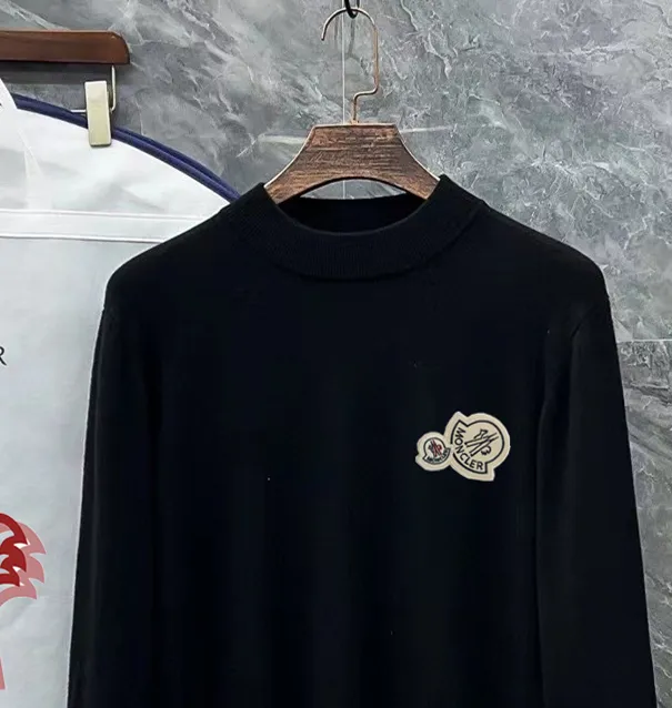 P210 Moncler muzzle, complete with 3 labels, classic logo embroidered turtleneck sweater, fine wool blended sweater, high-end customized collection for men and women, affiliated to the brand's high-end main line, patented top-grade yarn blending, using innovation to interpret conventional styles. The configuration of the fabric is subversive. The details are remarkable. The most anticipated sweater in winter. Full of high-end sense. Outflowed from the brand's designated Zhejiang processing factory. Very cost-effective. Meri wool yarn is of excellent quality. It feels super soft, delicate, soft, non-pilling and does not deform. It is available at all major counters at the same time. It is a must-have product every year. The product seems simple, the process is extremely complicated, and the upper body is not picky. The upper body is extremely skin-friendly and comfortable. It can be worn close to the body with an outer jacket or as an outer layer. Color: Black White Size: M L XL 2XL 3XL