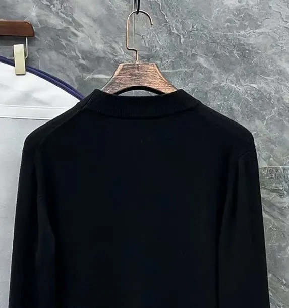 P210 Moncler muzzle, complete with 3 labels, classic logo embroidered turtleneck sweater, fine wool blended sweater, high-end customized collection for men and women, affiliated to the brand's high-end main line, patented top-grade yarn blending, using innovation to interpret conventional styles. The configuration of the fabric is subversive. The details are remarkable. The most anticipated sweater in winter. Full of high-end sense. Outflowed from the brand's designated Zhejiang processing factory. Very cost-effective. Meri wool yarn is of excellent quality. It feels super soft, delicate, soft, non-pilling and does not deform. It is available at all major counters at the same time. It is a must-have product every year. The product seems simple, the process is extremely complicated, and the upper body is not picky. The upper body is extremely skin-friendly and comfortable. It can be worn close to the body with an outer jacket or as an outer layer. Color: Black White Size: M L XL 2XL 3XL