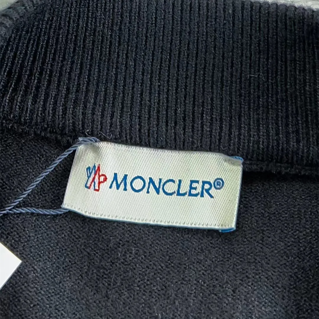 P210 Moncler muzzle, complete with 3 labels, classic logo embroidered turtleneck sweater, fine wool blended sweater, high-end customized collection for men and women, affiliated to the brand's high-end main line, patented top-grade yarn blending, using innovation to interpret conventional styles. The configuration of the fabric is subversive. The details are remarkable. The most anticipated sweater in winter. Full of high-end sense. Outflowed from the brand's designated Zhejiang processing factory. Very cost-effective. Meri wool yarn is of excellent quality. It feels super soft, delicate, soft, non-pilling and does not deform. It is available at all major counters at the same time. It is a must-have product every year. The product seems simple, the process is extremely complicated, and the upper body is not picky. The upper body is extremely skin-friendly and comfortable. It can be worn close to the body with an outer jacket or as an outer layer. Color: Black White Size: M L XL 2XL 3XL