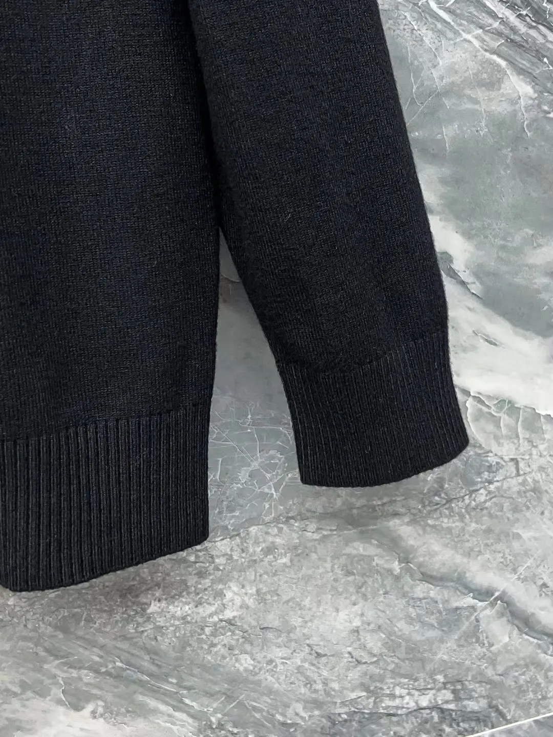 P210 Moncler muzzle, complete with 3 labels, classic logo embroidered turtleneck sweater, fine wool blended sweater, high-end customized collection for men and women, affiliated to the brand's high-end main line, patented top-grade yarn blending, using innovation to interpret conventional styles. The configuration of the fabric is subversive. The details are remarkable. The most anticipated sweater in winter. Full of high-end sense. Outflowed from the brand's designated Zhejiang processing factory. Very cost-effective. Meri wool yarn is of excellent quality. It feels super soft, delicate, soft, non-pilling and does not deform. It is available at all major counters at the same time. It is a must-have product every year. The product seems simple, the process is extremely complicated, and the upper body is not picky. The upper body is extremely skin-friendly and comfortable. It can be worn close to the body with an outer jacket or as an outer layer. Color: Black White Size: M L XL 2XL 3XL