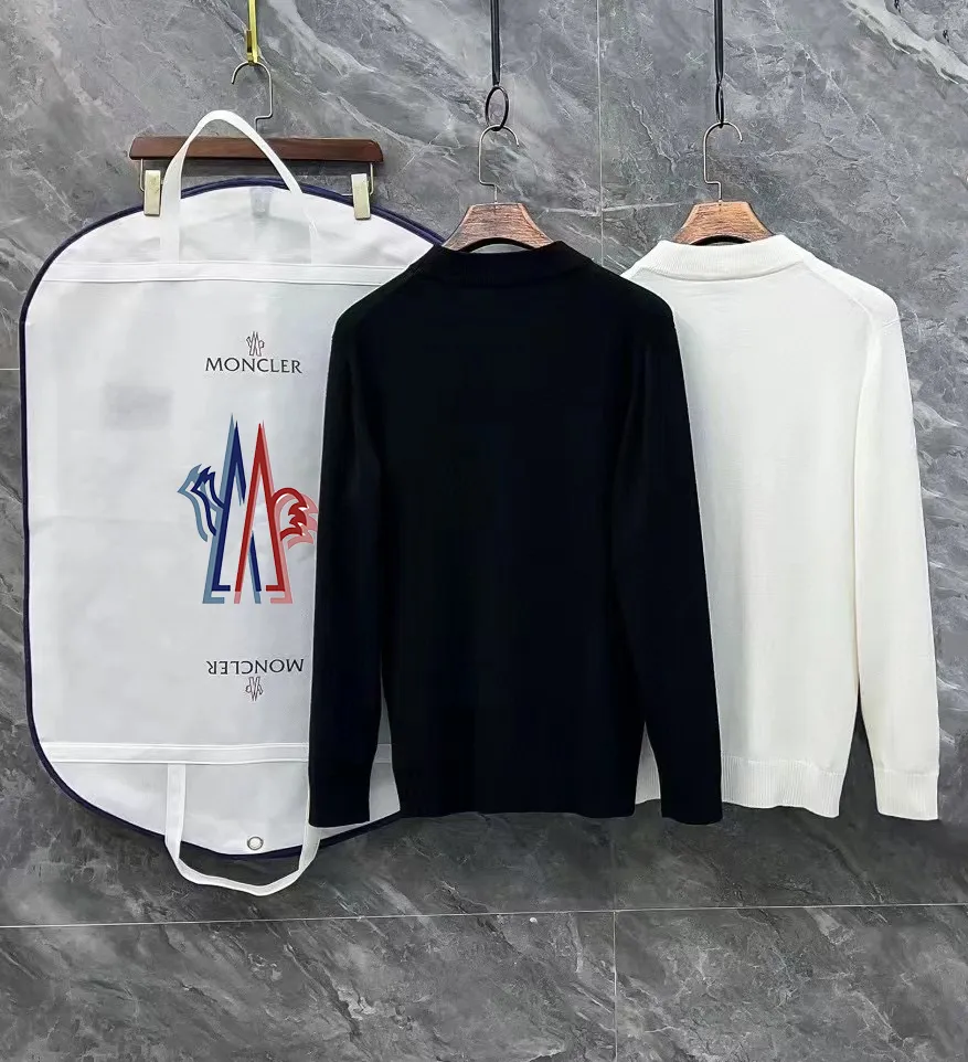 P210 Moncler muzzle, complete with 3 labels, classic logo embroidered turtleneck sweater, fine wool blended sweater, high-end customized collection for men and women, affiliated to the brand's high-end main line, patented top-grade yarn blending, using innovation to interpret conventional styles. The configuration of the fabric is subversive. The details are remarkable. The most anticipated sweater in winter. Full of high-end sense. Outflowed from the brand's designated Zhejiang processing factory. Very cost-effective. Meri wool yarn is of excellent quality. It feels super soft, delicate, soft, non-pilling and does not deform. It is available at all major counters at the same time. It is a must-have product every year. The product seems simple, the process is extremely complicated, and the upper body is not picky. The upper body is extremely skin-friendly and comfortable. It can be worn close to the body with an outer jacket or as an outer layer. Color: Black White Size: M L XL 2XL 3XL