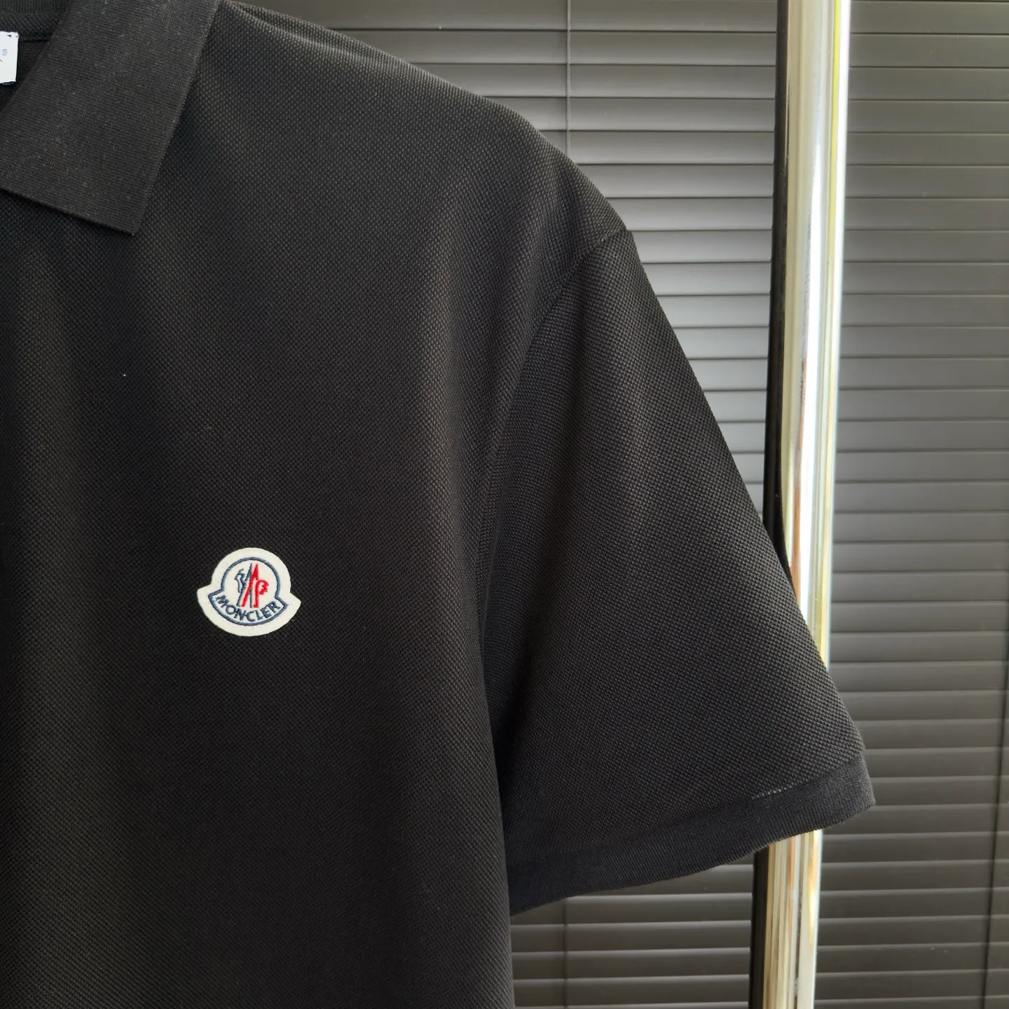 P190 A143 (Long-term replenishment, next day arrival) MONCLER 2025 new model, light luxury, customized small letter logo, casual polo shirt short sleeves · Original fabric · High version · High quality contrast-dyed fabric, round neck vertical version, full set of accessories, autumn pearl pique fabric, original hardware accessories, original factory label, carefully designed, original custom details restored, rib knitted striped collar.  Complete three standards, non-market ordinary version, free to compare, absolute quality guaranteed, full set of Sydney paper packaging, color: black, white, size: S~XXL