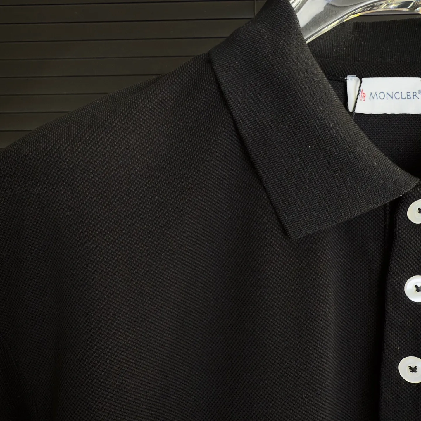 P190 A143 (Long-term replenishment, next day arrival) MONCLER 2025 new model, light luxury, customized small letter logo, casual polo shirt short sleeves · Original fabric · High version · High quality contrast-dyed fabric, round neck vertical version, full set of accessories, autumn pearl pique fabric, original hardware accessories, original factory label, carefully designed, original custom details restored, rib knitted striped collar.  Complete three standards, non-market ordinary version, free to compare, absolute quality guaranteed, full set of Sydney paper packaging, color: black, white, size: S~XXL