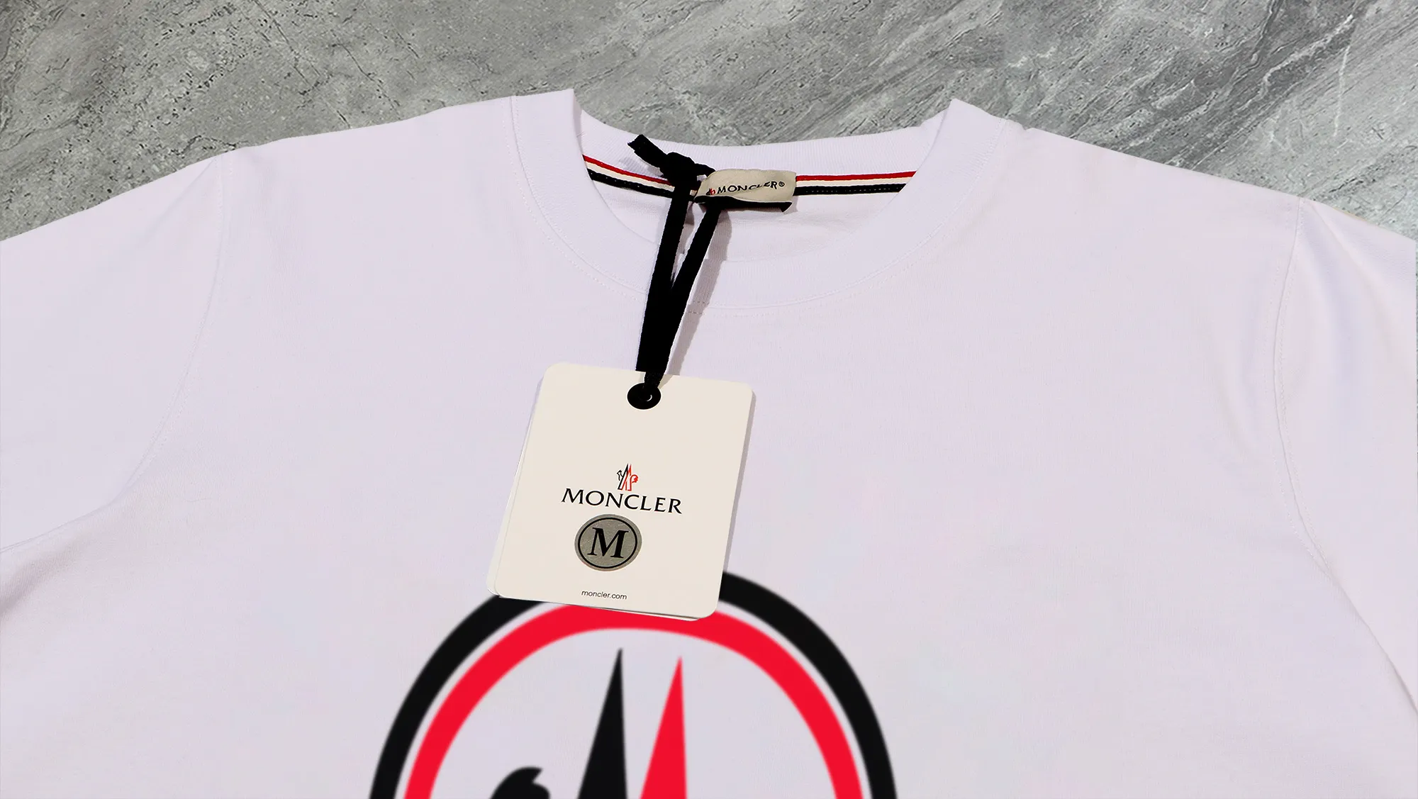 P210 High-version sweatshirt) [Long-term stock] 〖𝐌𝐎𝐍𝐂𝐋𝐄𝐑~Mask〗 Made of 440g heavy-weight fabric. It is different from the market currency. It can be matched with any variety and is properly handsome. 😎The whole dress is made of double waistcoats. The double waistcoats make the whole dress more three-dimensional. Not ordinary factories can do such fine work. 2025 Spring runway version of the T stage, on sale at the counter, round neck terry sweatshirt, high-end double-strand pure cotton, custom-made stretch ribs, dyed in the same vat, complete with three standards, matched with exquisite embroidered LOGO on the chest, simple and advanced, same style for men and women. Color: black, apricot, white, size: S M L XL 2XL