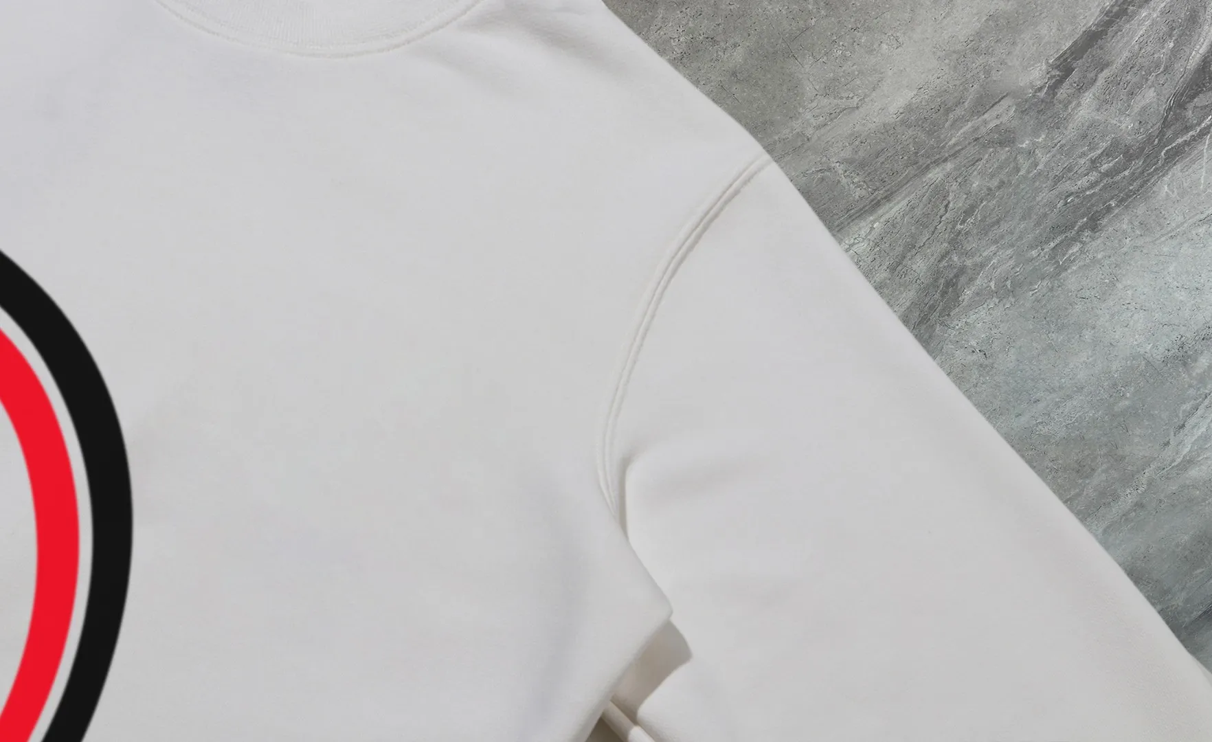 P210 High-version sweatshirt) [Long-term stock] 〖𝐌𝐎𝐍𝐂𝐋𝐄𝐑~Mask〗 Made of 440g heavy-weight fabric. It is different from the market currency. It can be matched with any variety and is properly handsome. 😎The whole dress is made of double waistcoats. The double waistcoats make the whole dress more three-dimensional. Not ordinary factories can do such fine work. 2025 Spring runway version of the T stage, on sale at the counter, round neck terry sweatshirt, high-end double-strand pure cotton, custom-made stretch ribs, dyed in the same vat, complete with three standards, matched with exquisite embroidered LOGO on the chest, simple and advanced, same style for men and women. Color: black, apricot, white, size: S M L XL 2XL