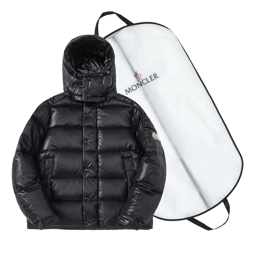 P720 with dust bag) Moncler/Moncler 23FW Maya 70th Anniversary Limited Down Jacket Moncler Maya classic shiny small label down jacket, the pockets on the cuffs are a perfect combination with the 70-week wool felt small label, the hood is removable. The fabric is customized to be the same as the original. The lacquered shiny fabric is the same as the original. It is filled with 90 white duck down, and the down filling is up to 400g. It has excellent thermal insulation effect and is a must-have in cold areas. Customized original accessories, complete with three labels, molded custom logo buttons Color: Black White Brown SIZE: 1 2 3 4 5