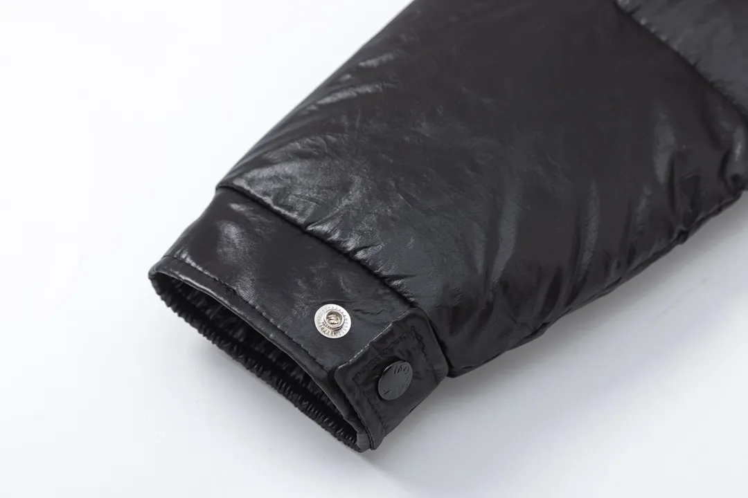 P720 with dust bag) Moncler/Moncler 23FW Maya 70th Anniversary Limited Down Jacket Moncler Maya classic shiny small label down jacket, the pockets on the cuffs are a perfect combination with the 70-week wool felt small label, the hood is removable. The fabric is customized to be the same as the original. The lacquered shiny fabric is the same as the original. It is filled with 90 white duck down, and the down filling is up to 400g. It has excellent thermal insulation effect and is a must-have in cold areas. Customized original accessories, complete with three labels, molded custom logo buttons Color: Black White Brown SIZE: 1 2 3 4 5