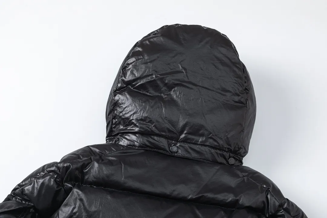 P720 with dust bag) Moncler/Moncler 23FW Maya 70th Anniversary Limited Down Jacket Moncler Maya classic shiny small label down jacket, the pockets on the cuffs are a perfect combination with the 70-week wool felt small label, the hood is removable. The fabric is customized to be the same as the original. The lacquered shiny fabric is the same as the original. It is filled with 90 white duck down, and the down filling is up to 400g. It has excellent thermal insulation effect and is a must-have in cold areas. Customized original accessories, complete with three labels, molded custom logo buttons Color: Black White Brown SIZE: 1 2 3 4 5