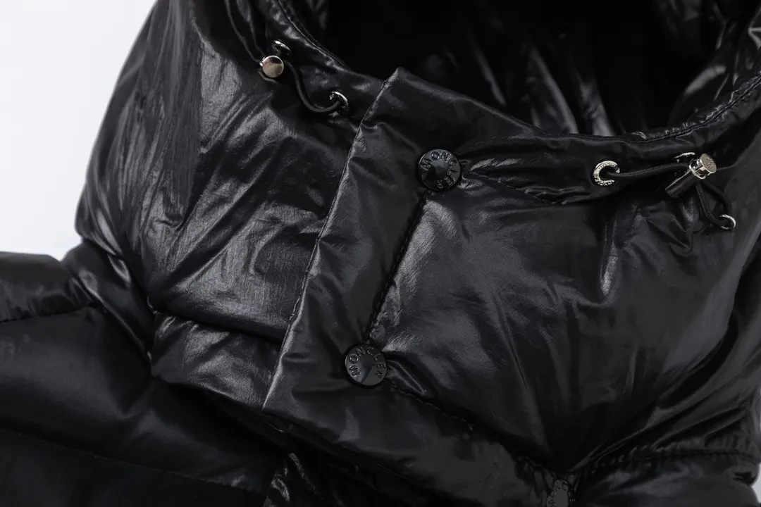 P720 with dust bag) Moncler/Moncler 23FW Maya 70th Anniversary Limited Down Jacket Moncler Maya classic shiny small label down jacket, the pockets on the cuffs are a perfect combination with the 70-week wool felt small label, the hood is removable. The fabric is customized to be the same as the original. The lacquered shiny fabric is the same as the original. It is filled with 90 white duck down, and the down filling is up to 400g. It has excellent thermal insulation effect and is a must-have in cold areas. Customized original accessories, complete with three labels, molded custom logo buttons Color: Black White Brown SIZE: 1 2 3 4 5