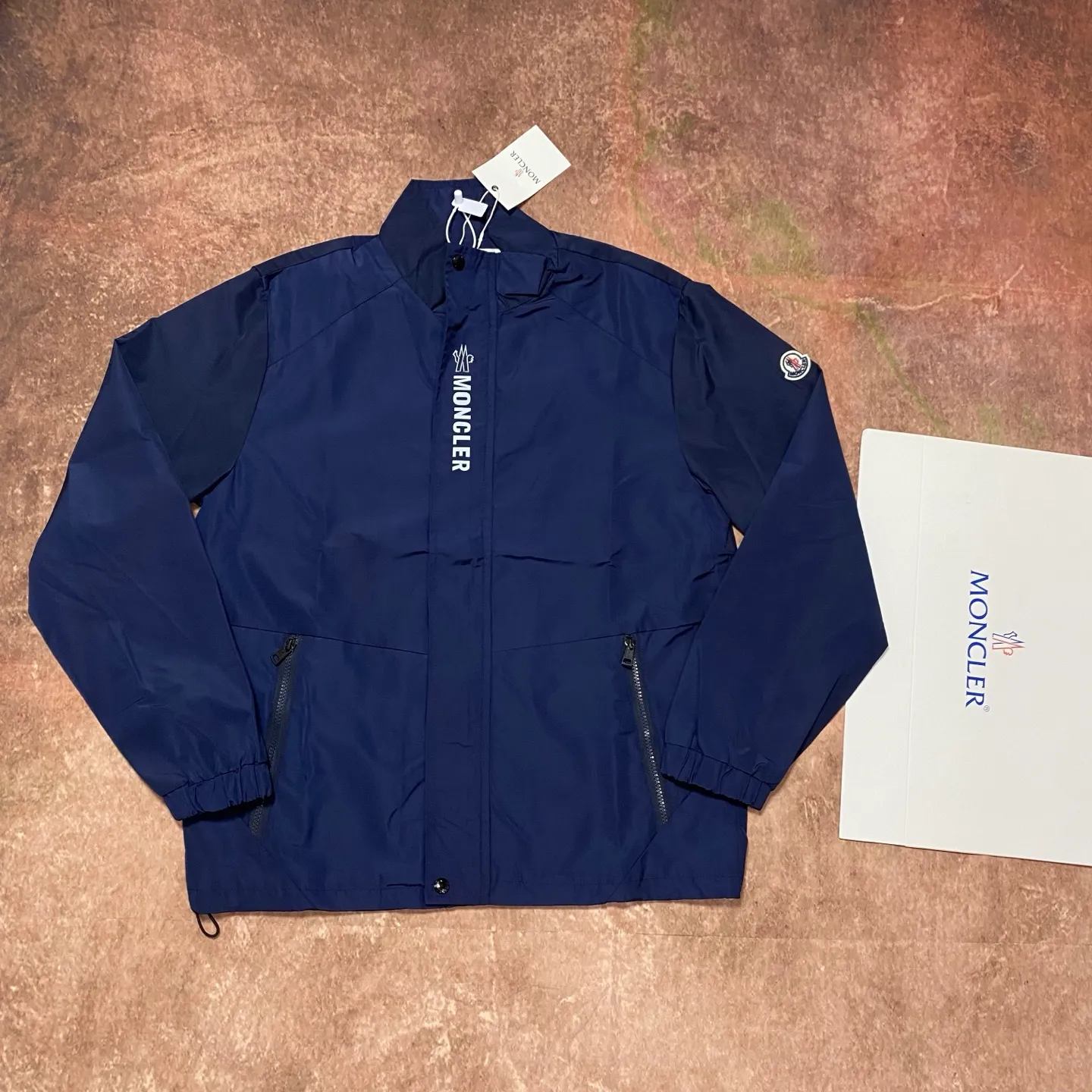 P360 moncler New coat, hot style, light luxury and fashionable stand-up collar jacket. Windproof fabric. Classic flame logo design. Zipper fly. Zipper pockets on both sides. The fabric is light and textured. Perfect details. Exquisite workmanship. Simple and fashionable. The upper body effect is particularly good. Suitable for spring and autumn. Color: navy blue black. Size: S M L XL
