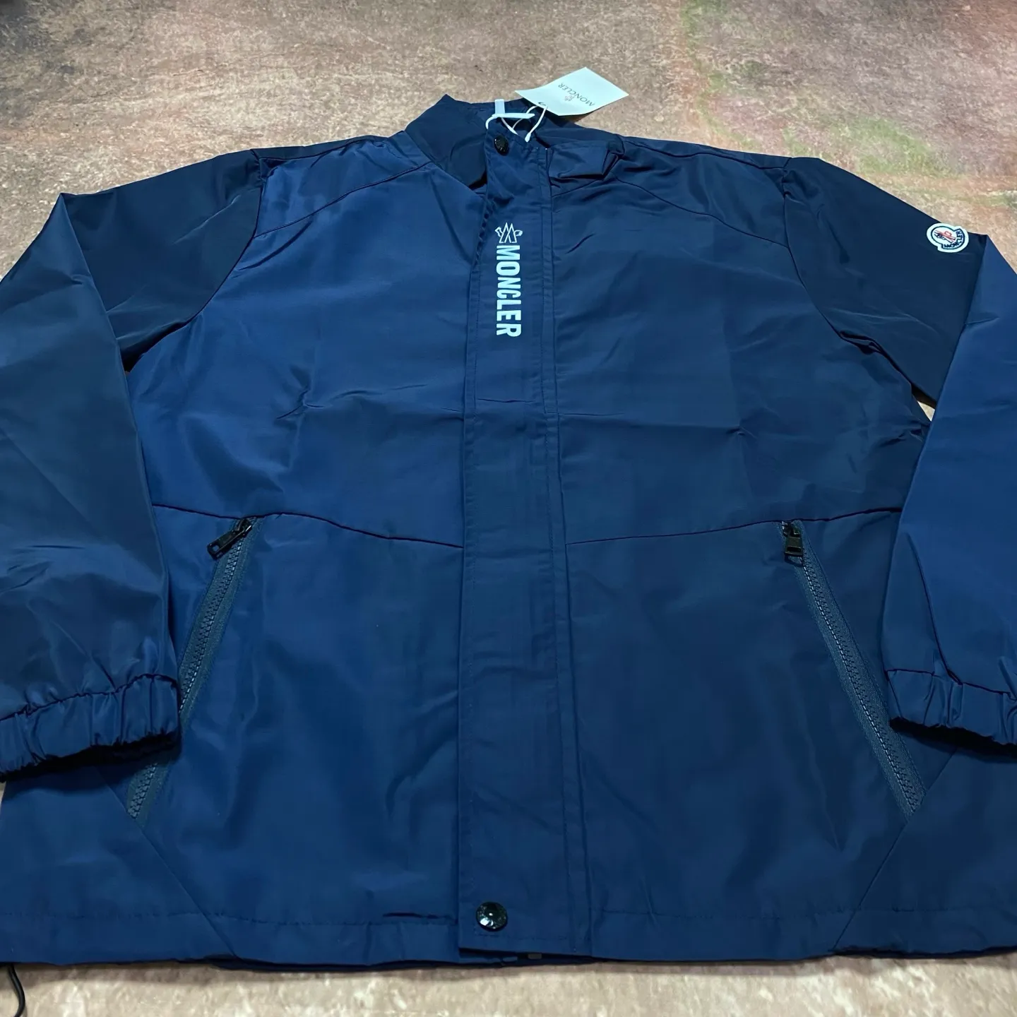 P360 moncler New coat, hot style, light luxury and fashionable stand-up collar jacket. Windproof fabric. Classic flame logo design. Zipper fly. Zipper pockets on both sides. The fabric is light and textured. Perfect details. Exquisite workmanship. Simple and fashionable. The upper body effect is particularly good. Suitable for spring and autumn. Color: navy blue black. Size: S M L XL