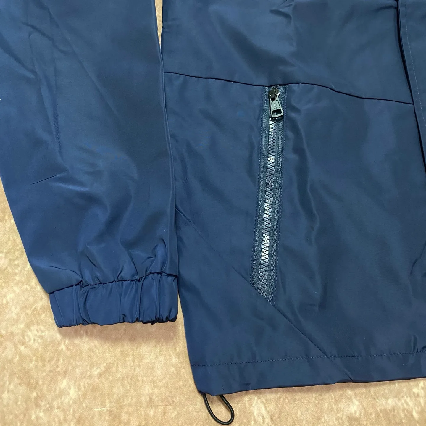 P360 moncler New coat, hot style, light luxury and fashionable stand-up collar jacket. Windproof fabric. Classic flame logo design. Zipper fly. Zipper pockets on both sides. The fabric is light and textured. Perfect details. Exquisite workmanship. Simple and fashionable. The upper body effect is particularly good. Suitable for spring and autumn. Color: navy blue black. Size: S M L XL
