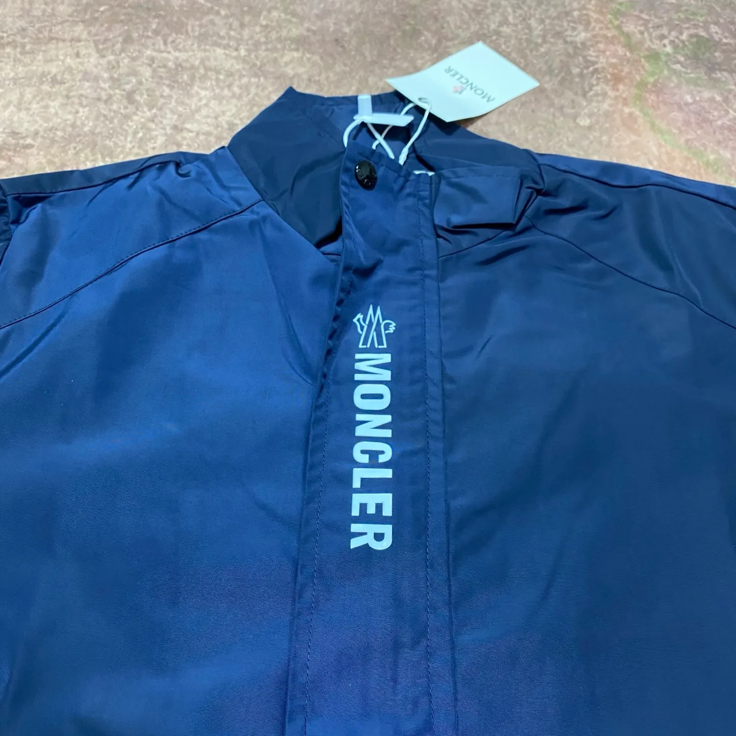 P360 moncler New coat, hot style, light luxury and fashionable stand-up collar jacket. Windproof fabric. Classic flame logo design. Zipper fly. Zipper pockets on both sides. The fabric is light and textured. Perfect details. Exquisite workmanship. Simple and fashionable. The upper body effect is particularly good. Suitable for spring and autumn. Color: navy blue black. Size: S M L XL