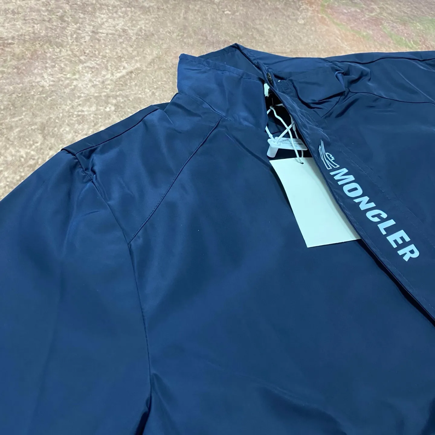 P360 moncler New coat, hot style, light luxury and fashionable stand-up collar jacket. Windproof fabric. Classic flame logo design. Zipper fly. Zipper pockets on both sides. The fabric is light and textured. Perfect details. Exquisite workmanship. Simple and fashionable. The upper body effect is particularly good. Suitable for spring and autumn. Color: navy blue black. Size: S M L XL